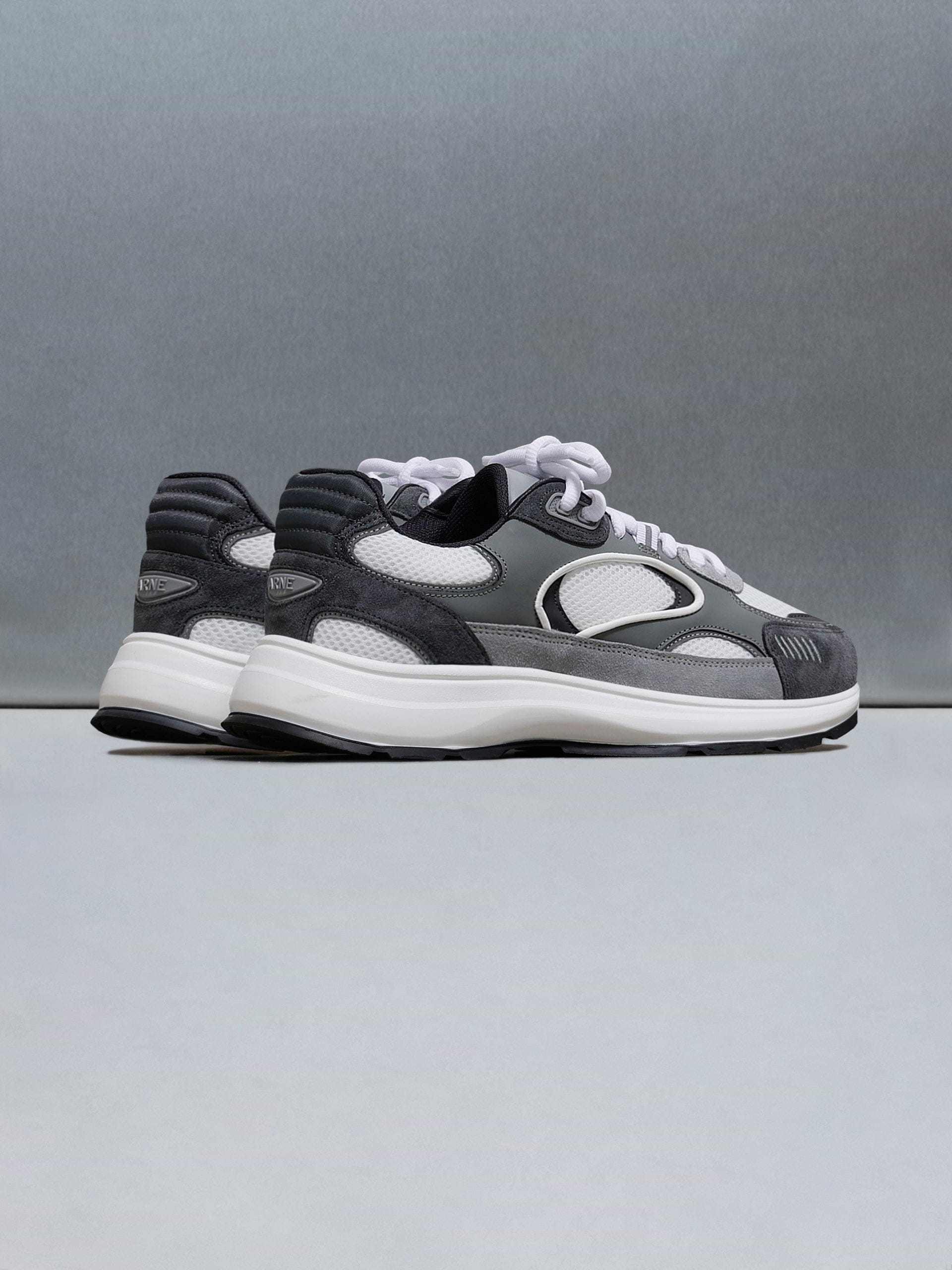 Circuit Trainer in White Grey