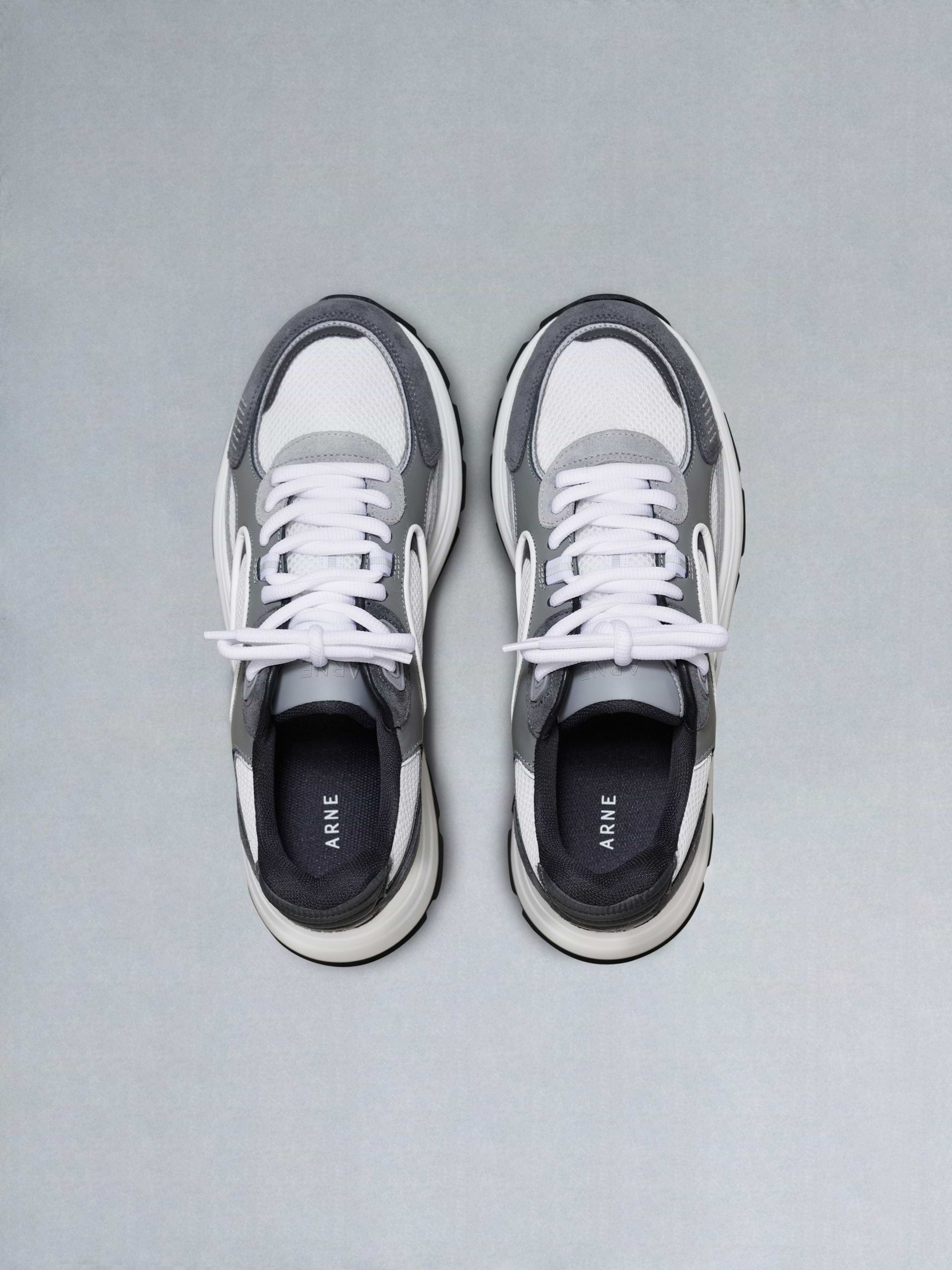 Circuit Trainer in White Grey