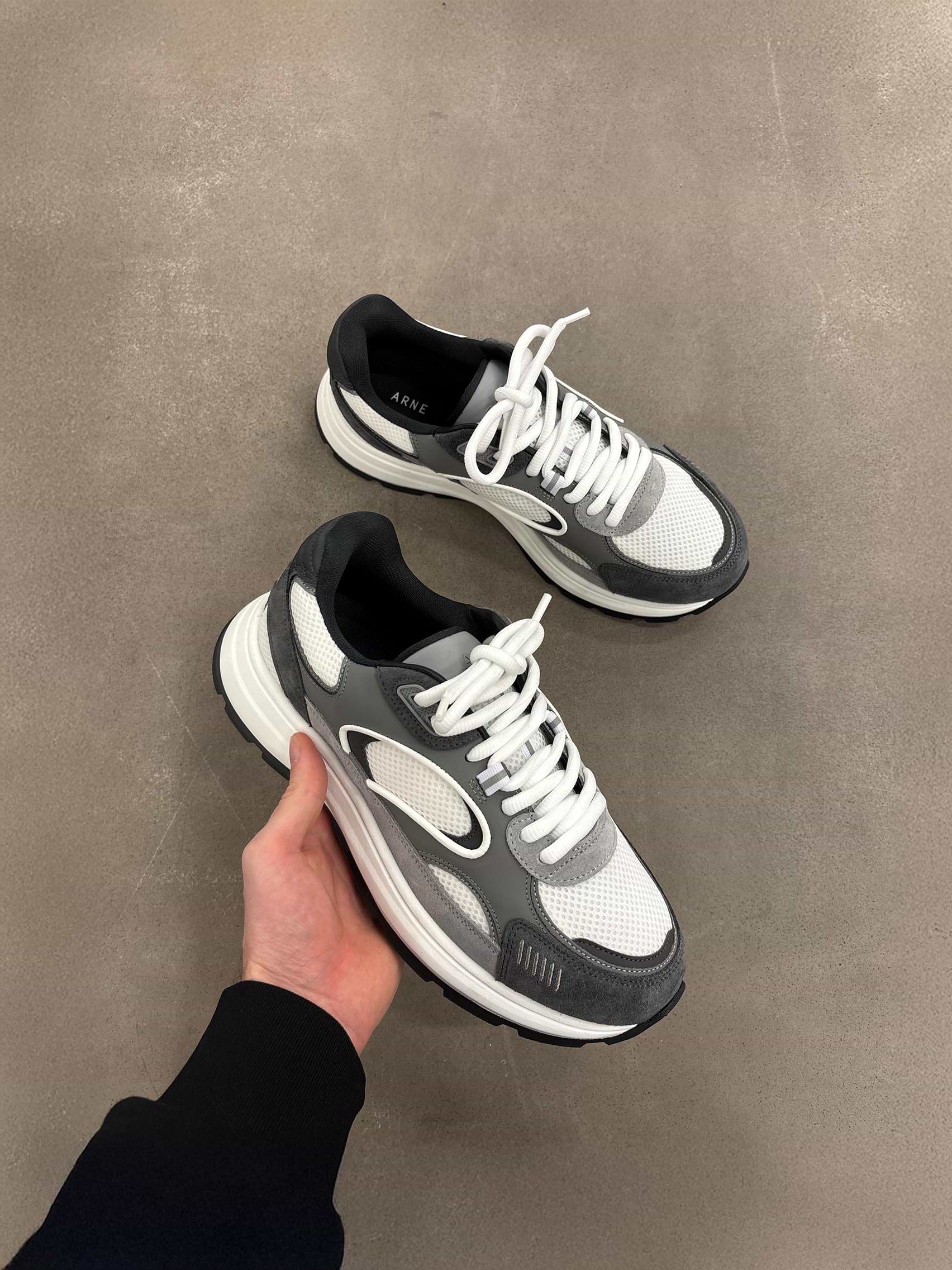 Circuit Trainer in White Grey