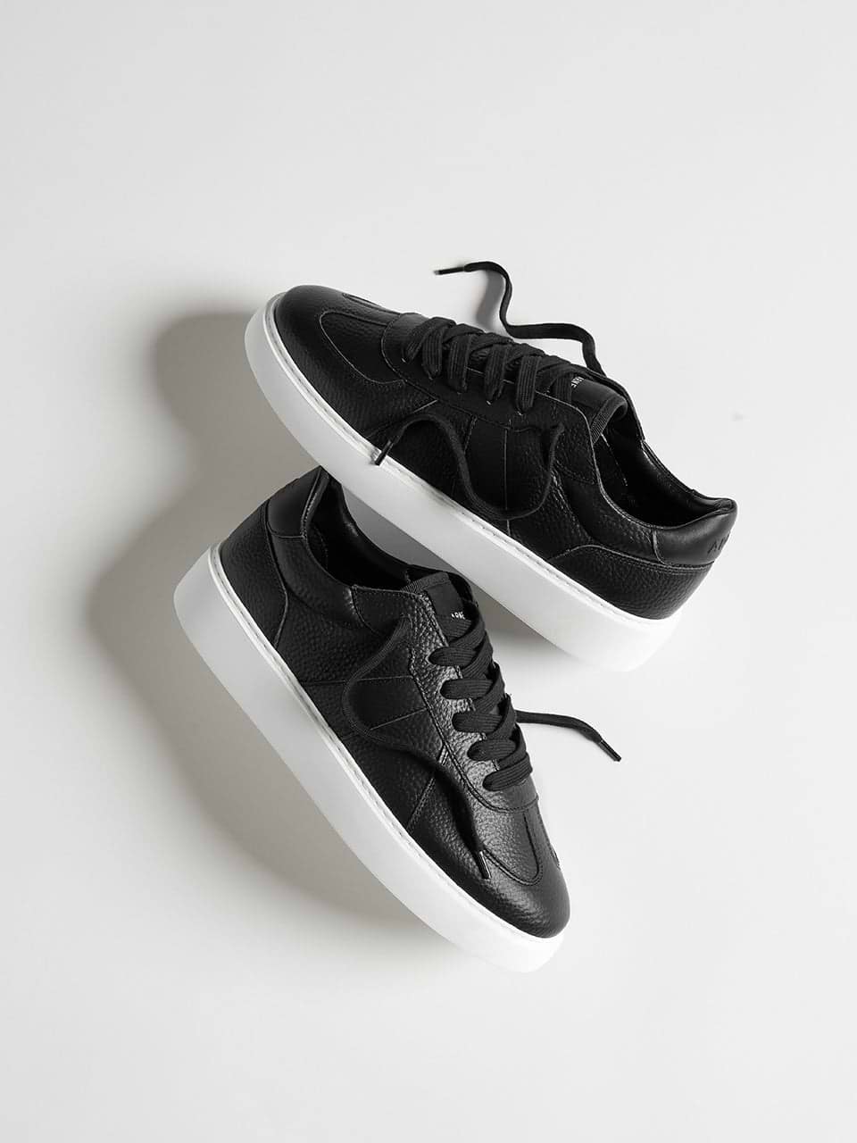 Mens Classic Court Trainer in Black