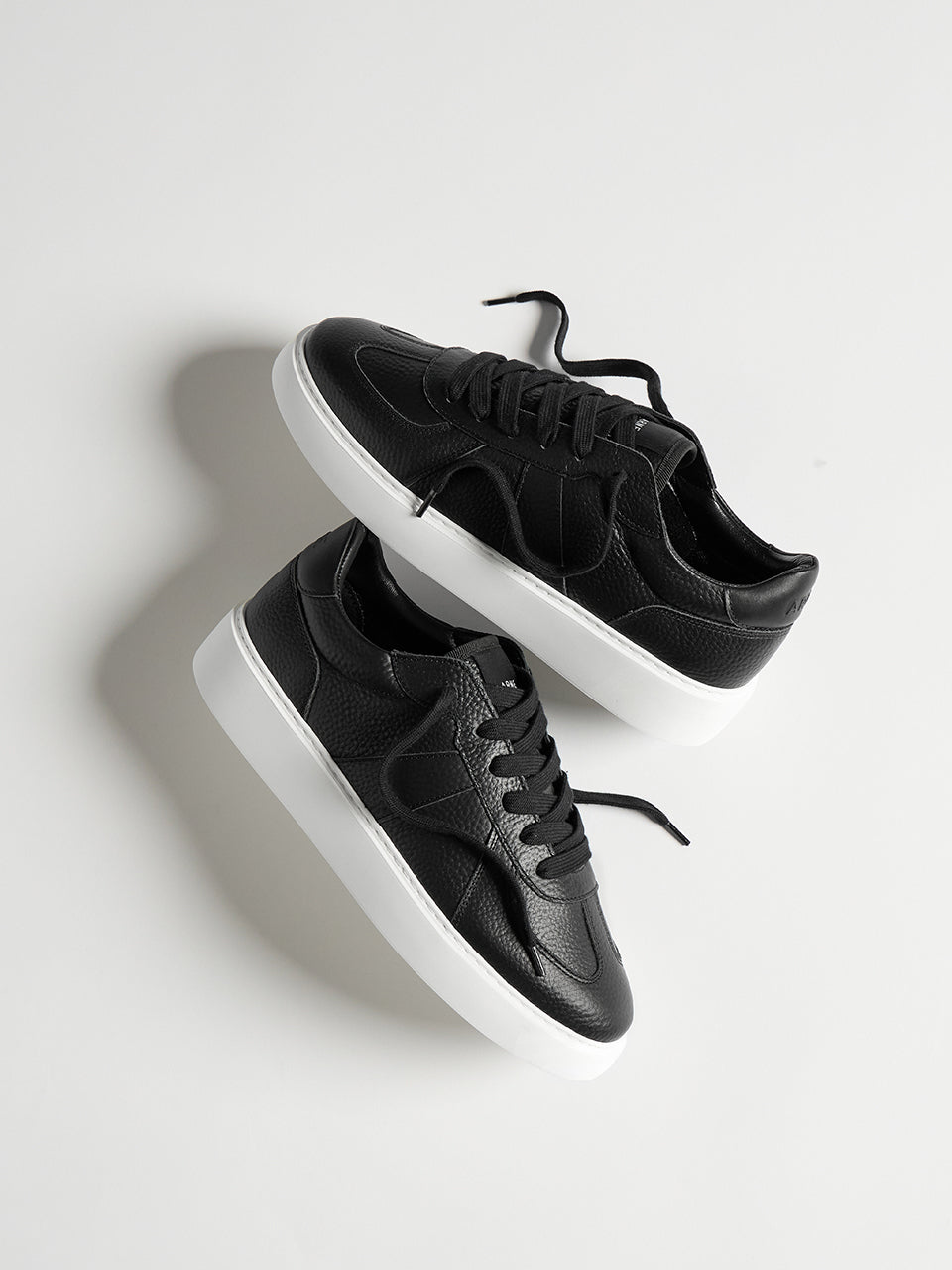 Mens Classic Court Trainer in Black