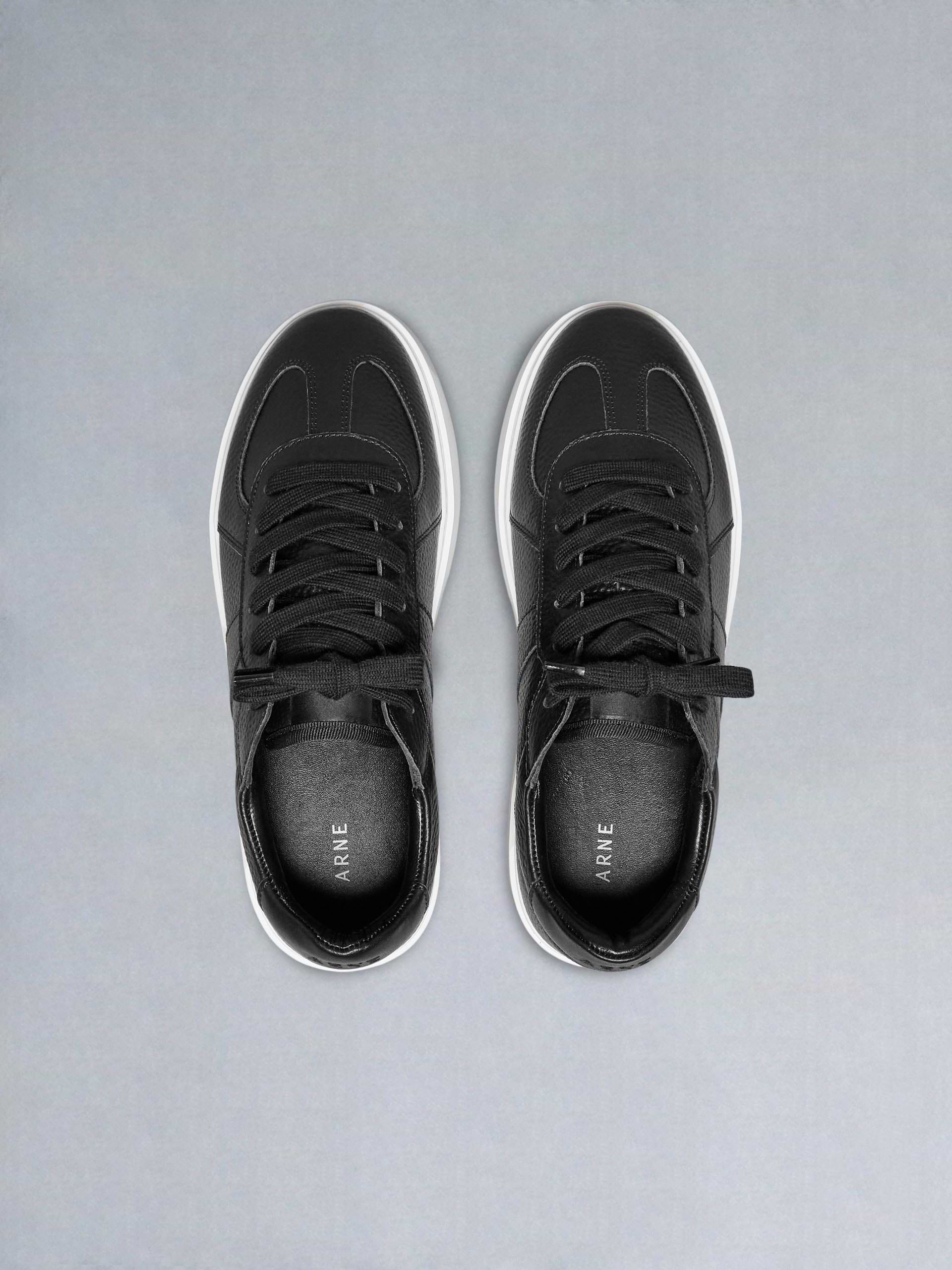 Classic Court Trainer in Black