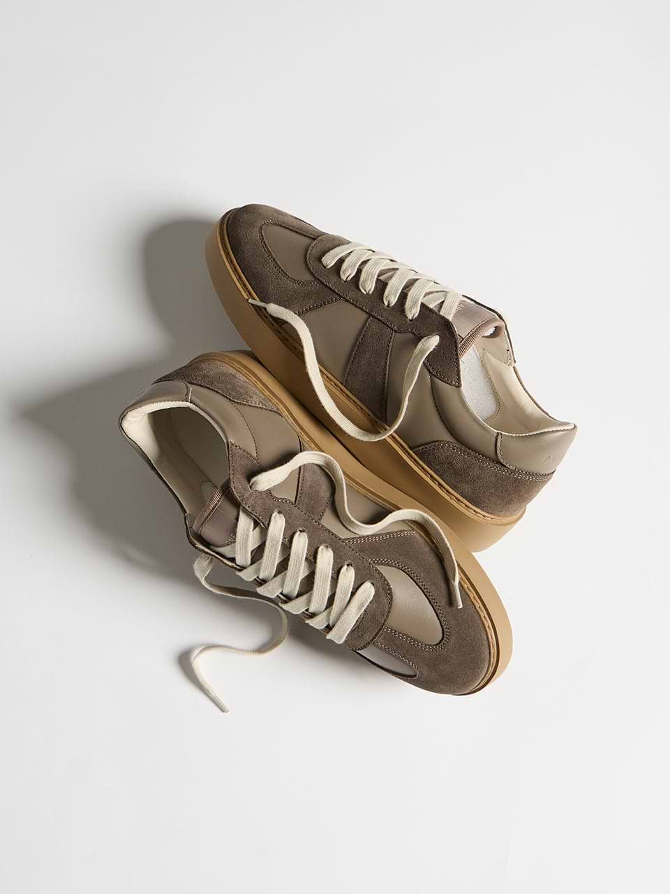 Mens Classic Court Trainer in Brown Gum