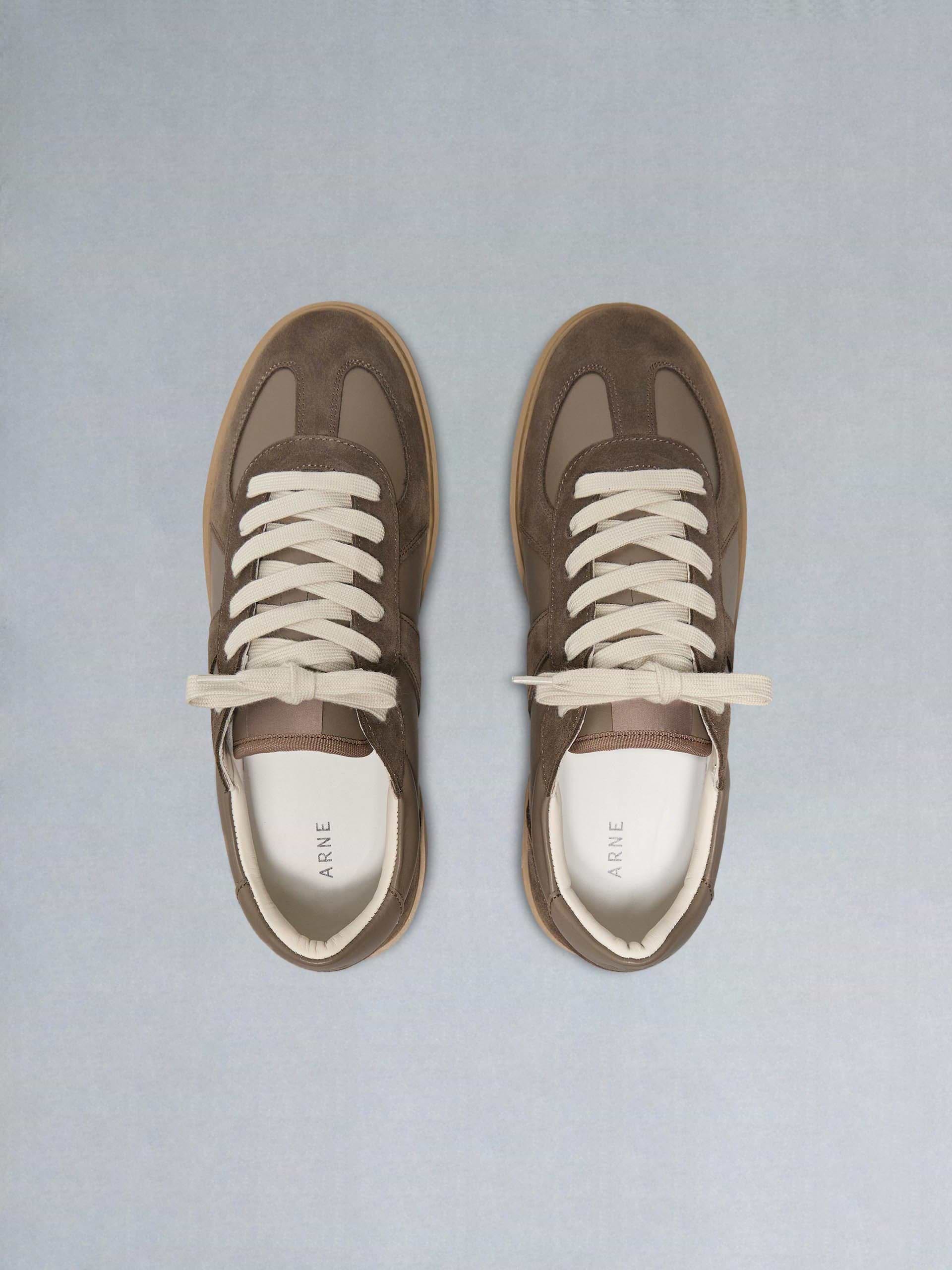 Classic Court Trainer in Brown Gum