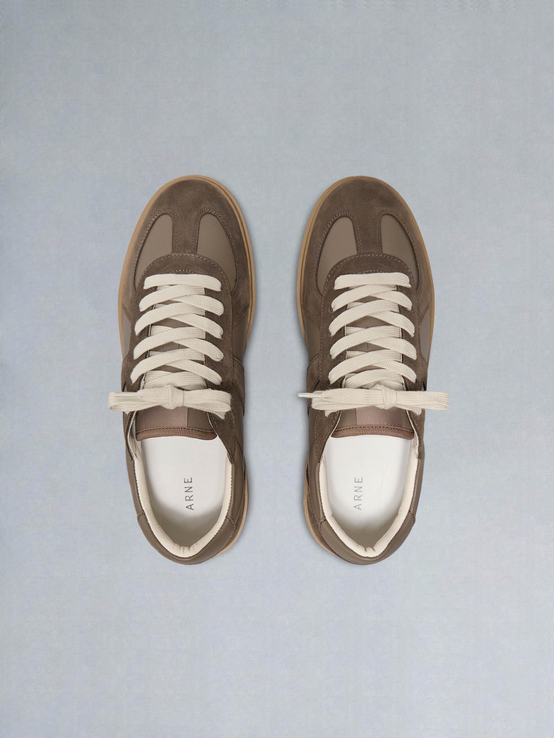 Mens Classic Court Trainer in Brown Gum