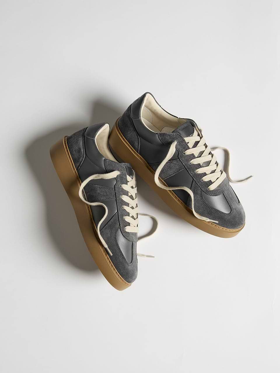 Mens Classic Court Trainer in Charcoal Gum