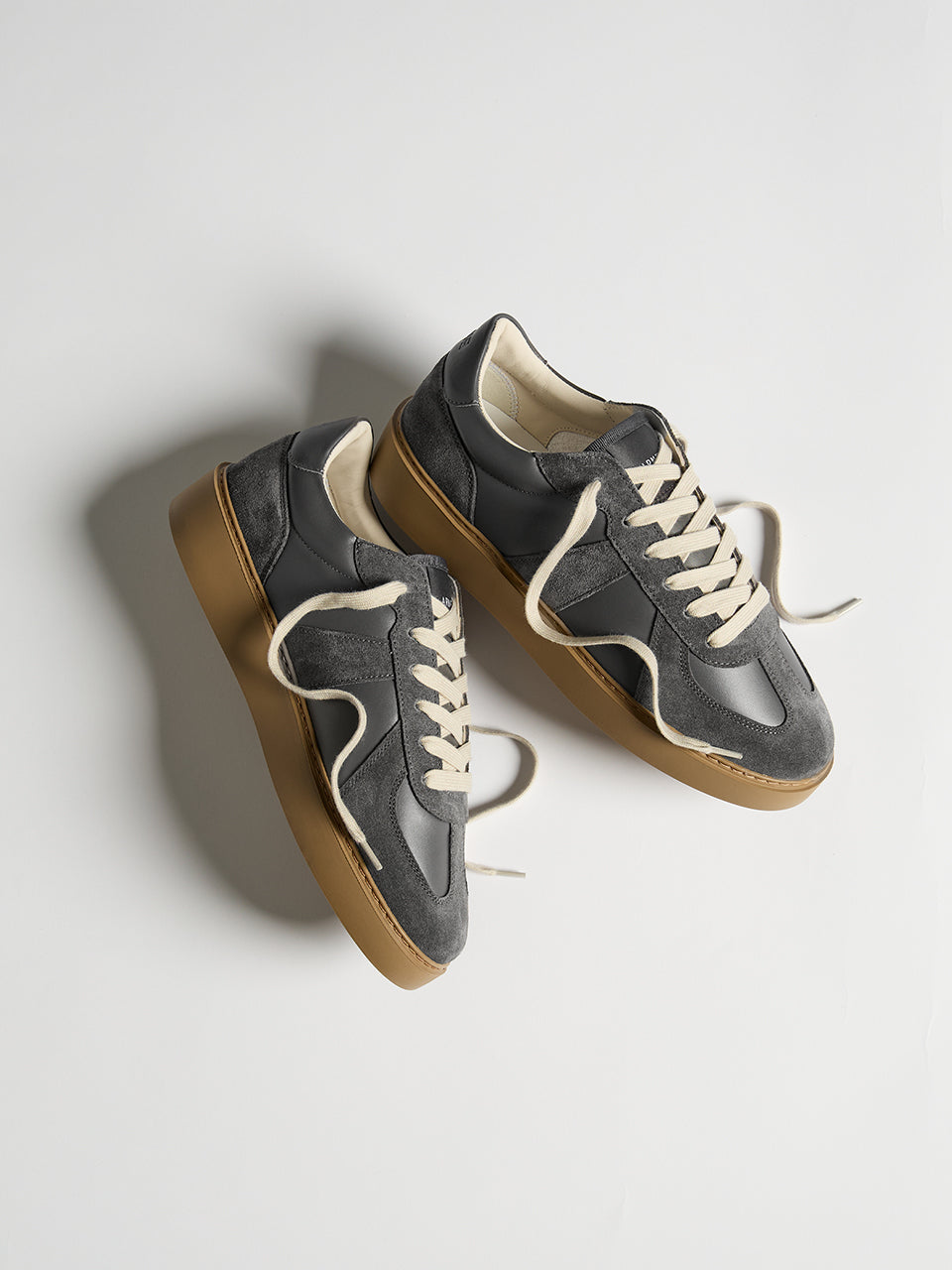 Mens Classic Court Trainer in Charcoal Gum