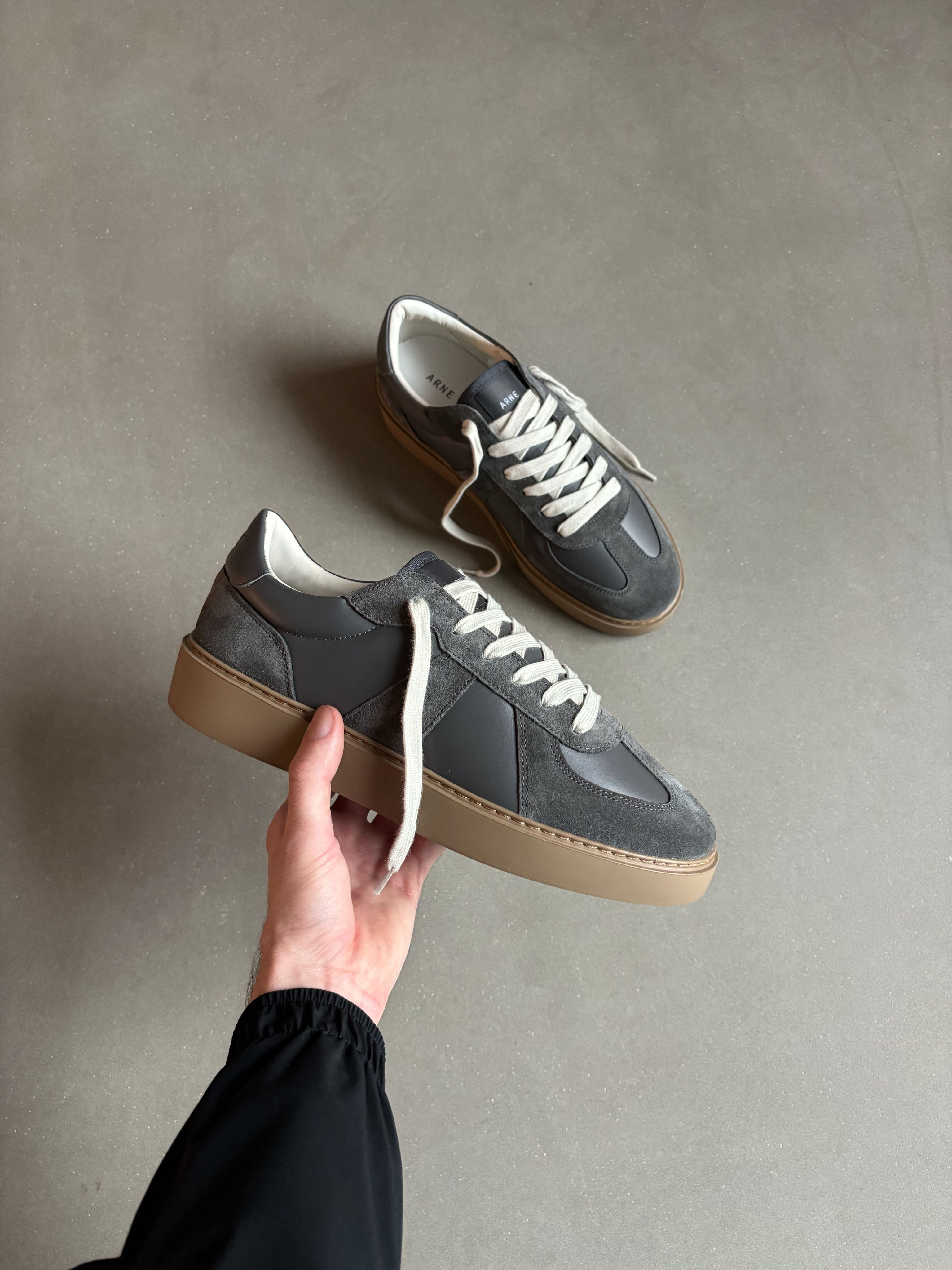 Mens Classic Court Trainer in Charcoal Gum
