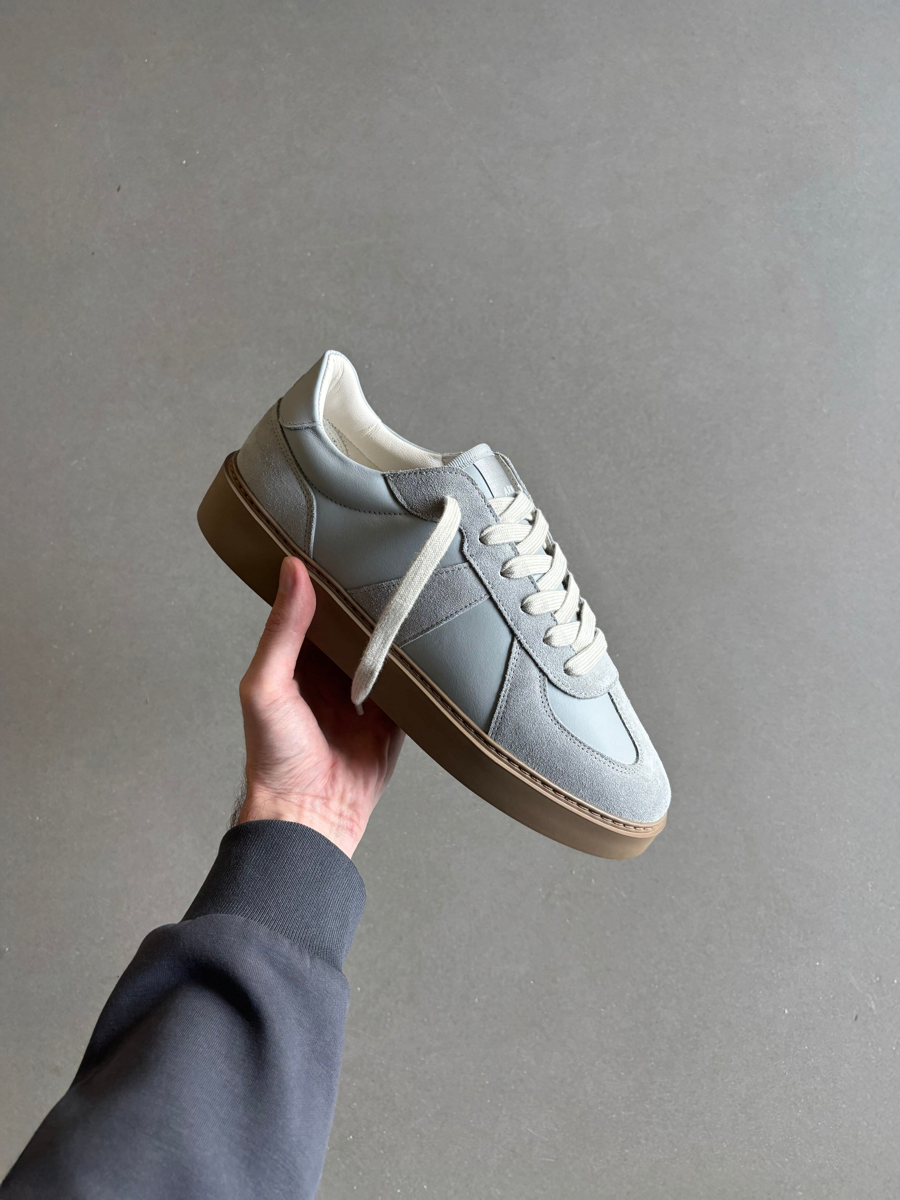 Mens Classic Court Trainer in Grey Gum