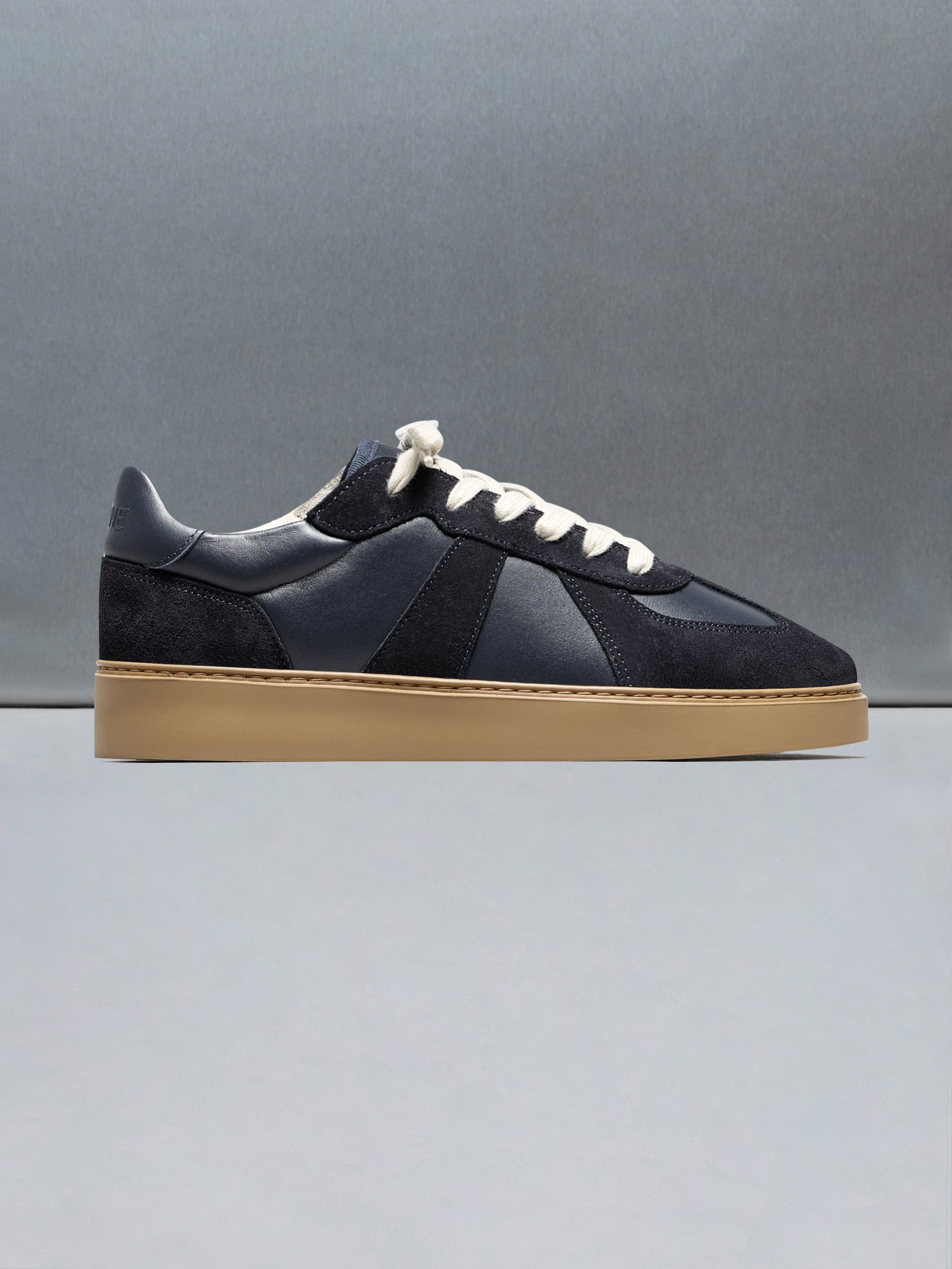 Mens Classic Court Trainer in Navy Gum