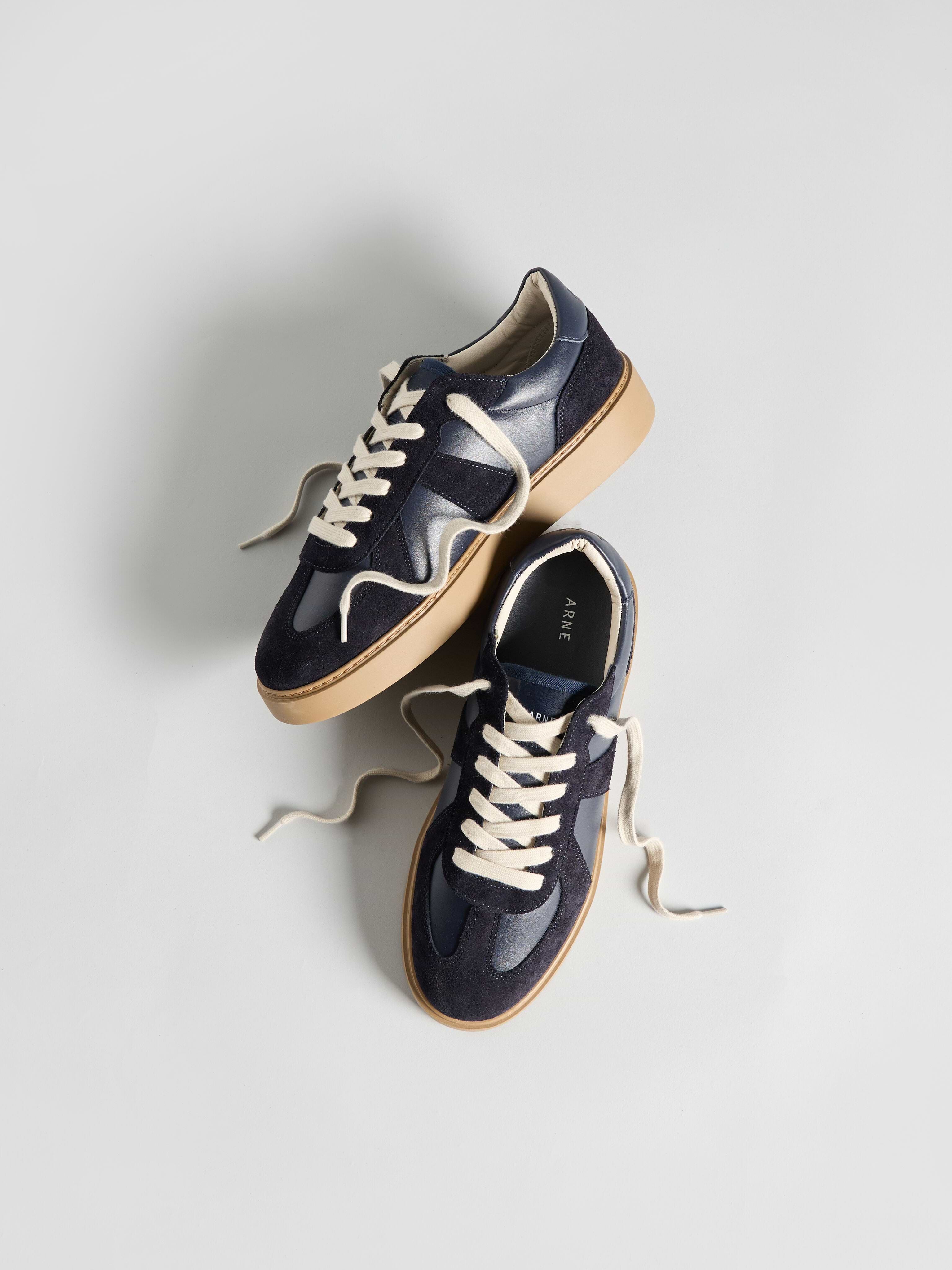 Mens Classic Court Trainer in Navy Gum