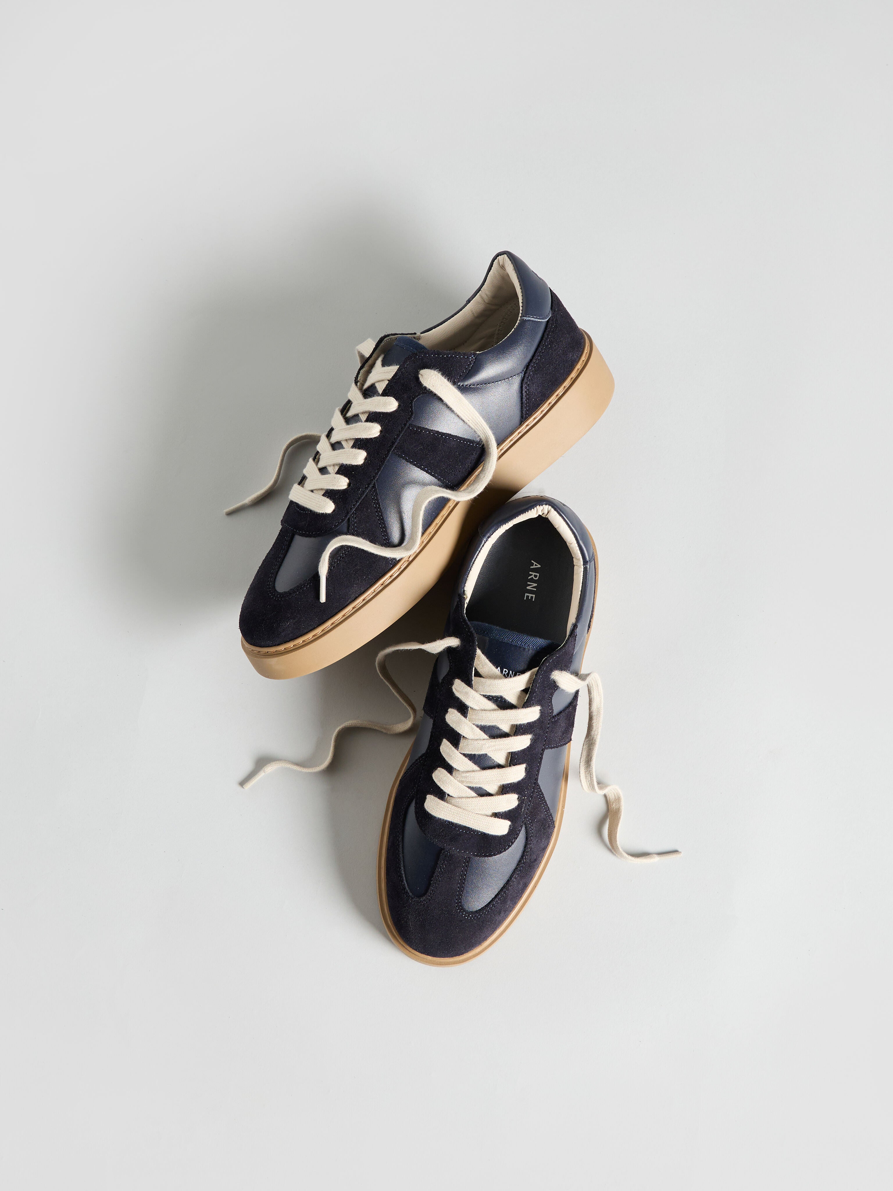 Mens Classic Court Trainer in Navy Gum