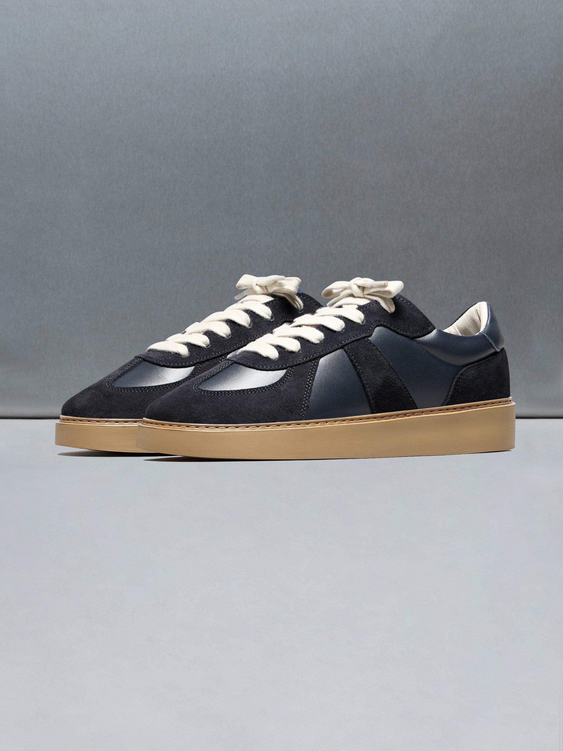 Mens Classic Court Trainer in Navy Gum