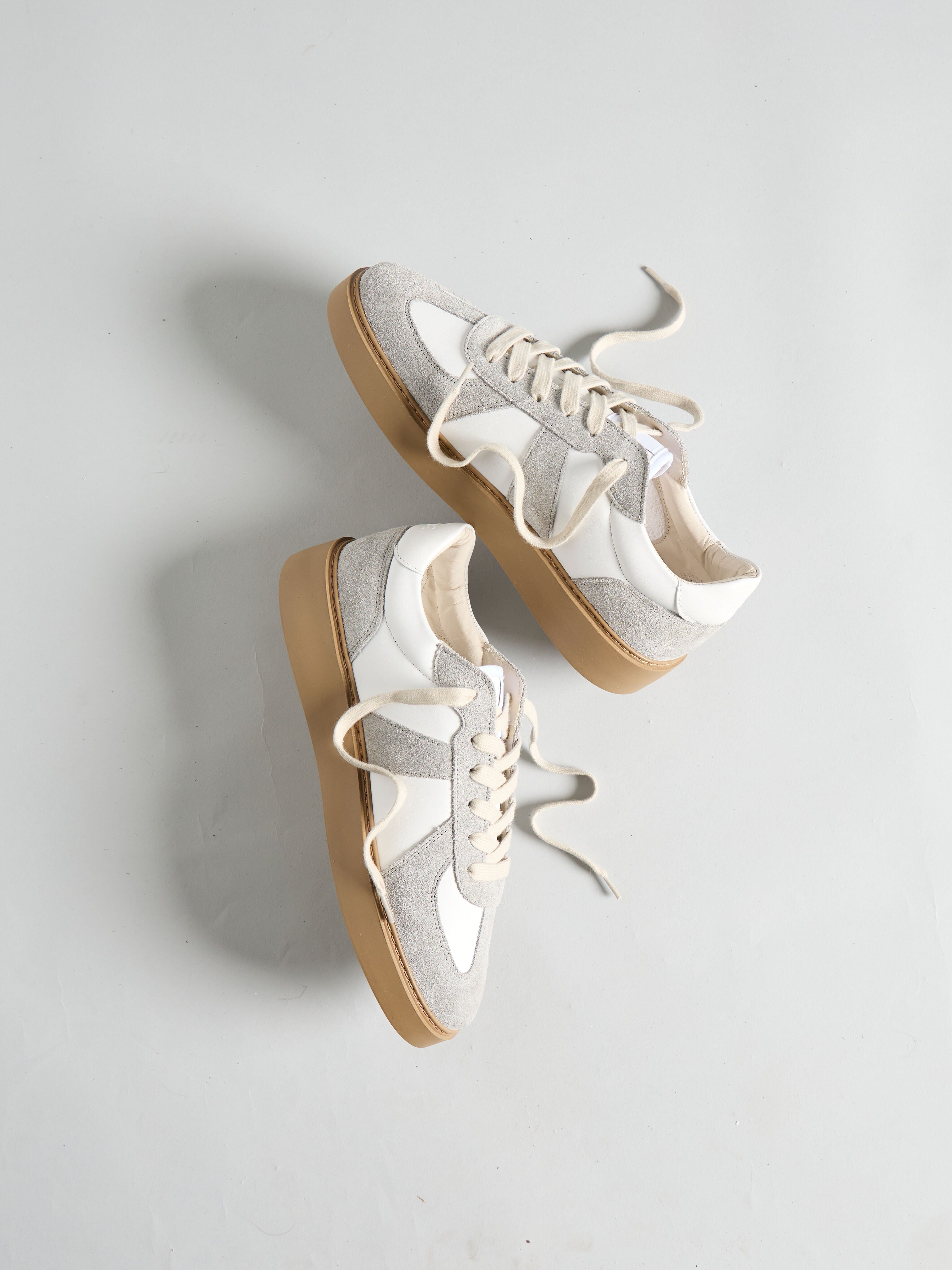 Mens Classic Court Trainer in White Grey