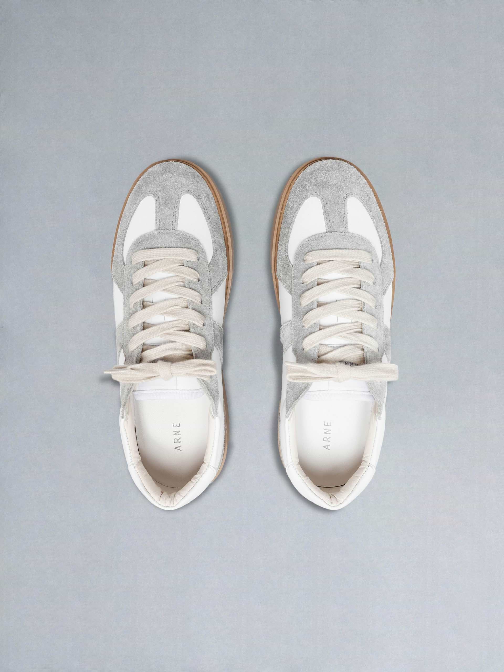 Classic Court Trainer in White Grey