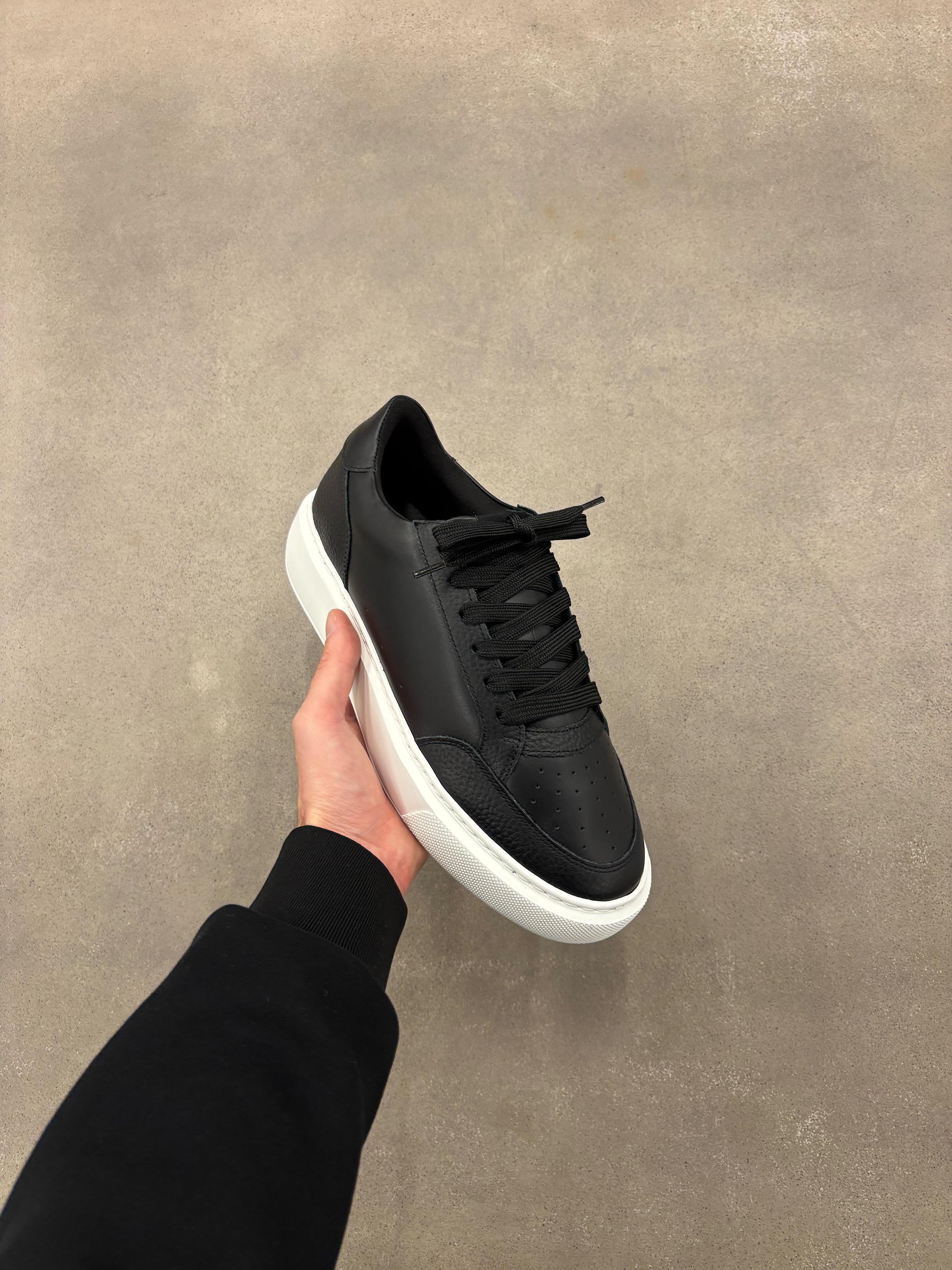 Mens Court Trainer 2.0 in Black White