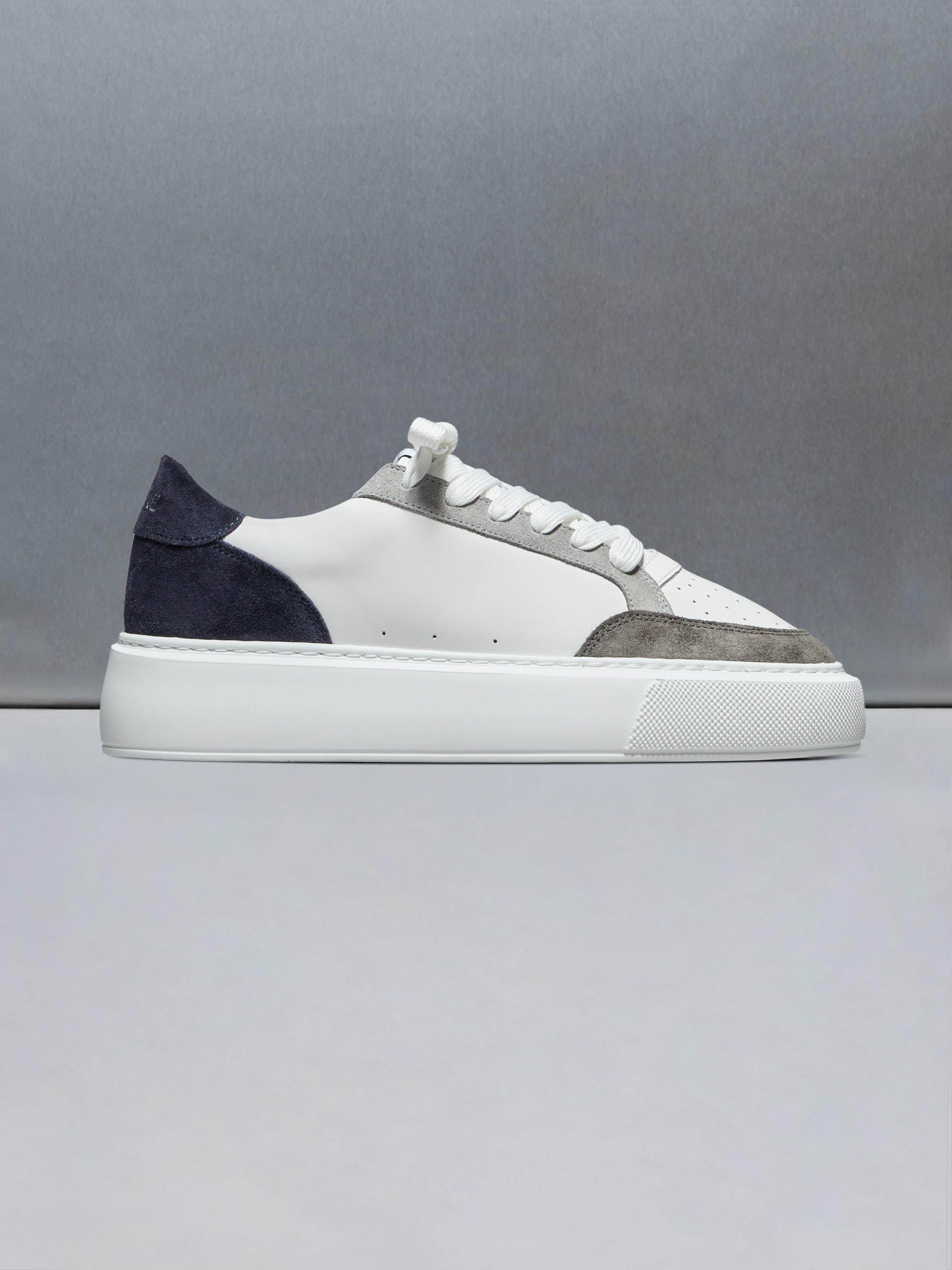 Mens Court Trainer 2.0 in White Navy