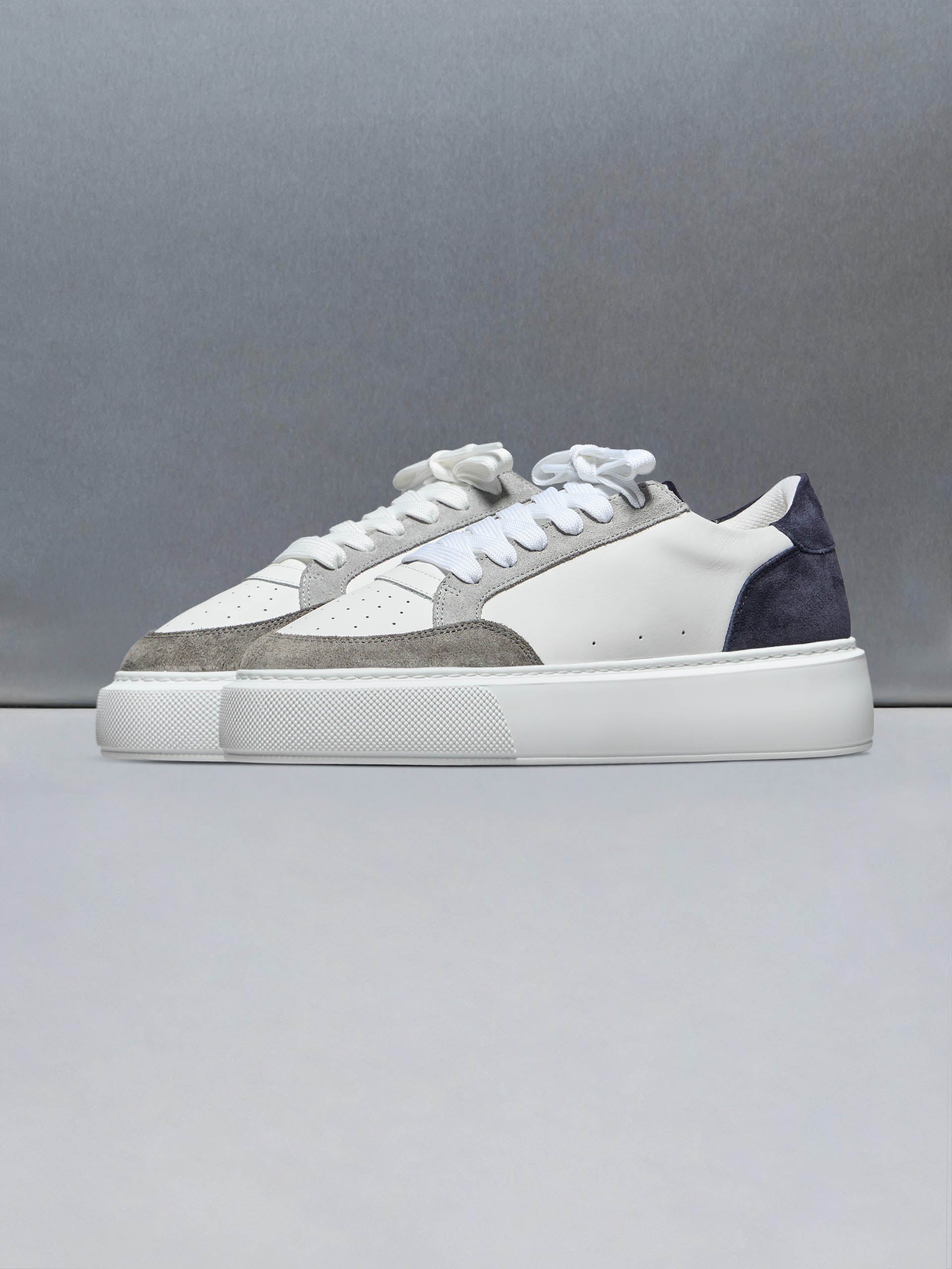 Mens Court Trainer 2.0 in White Navy
