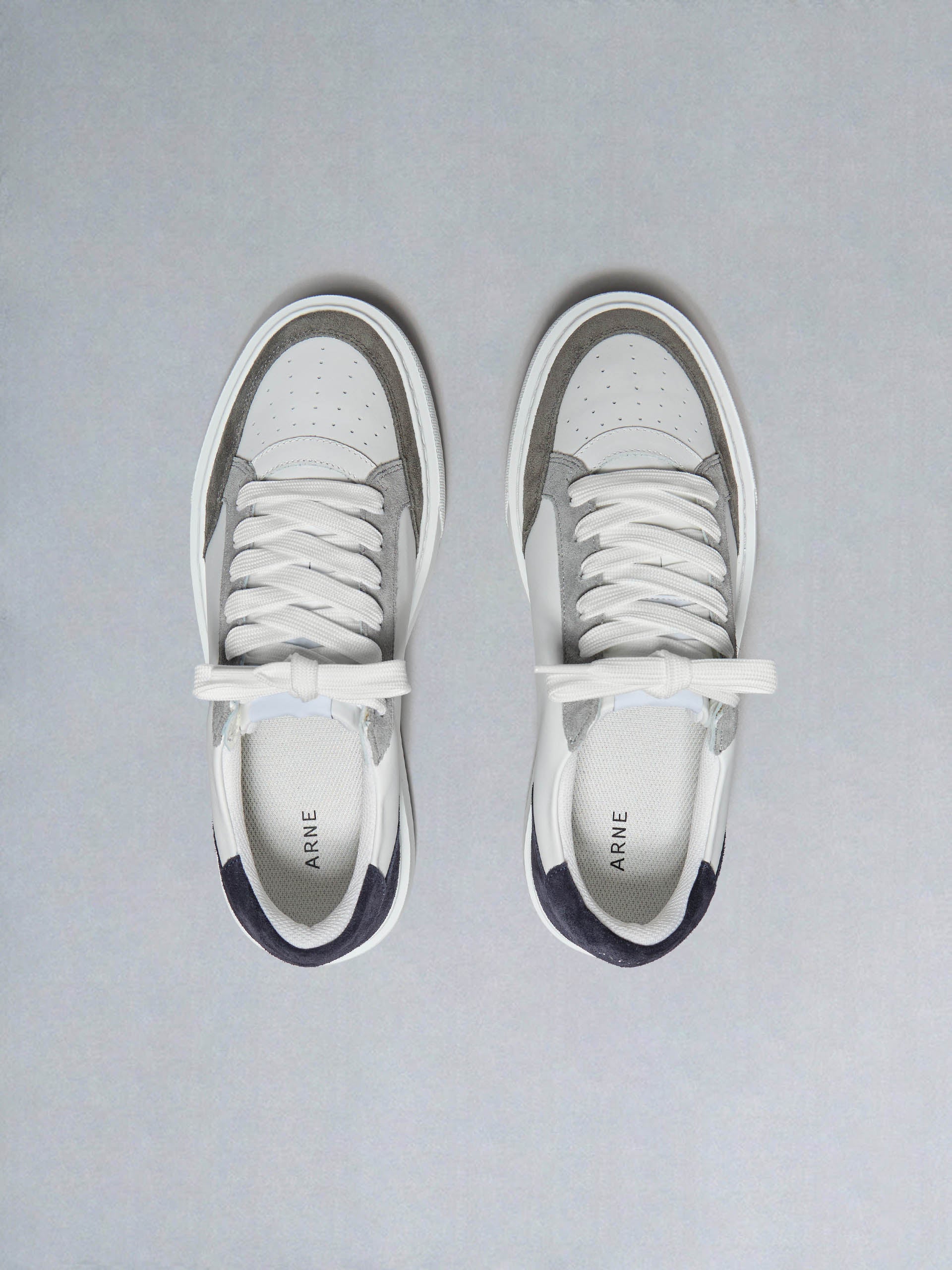 Mens Court Trainer 2.0 in White Navy