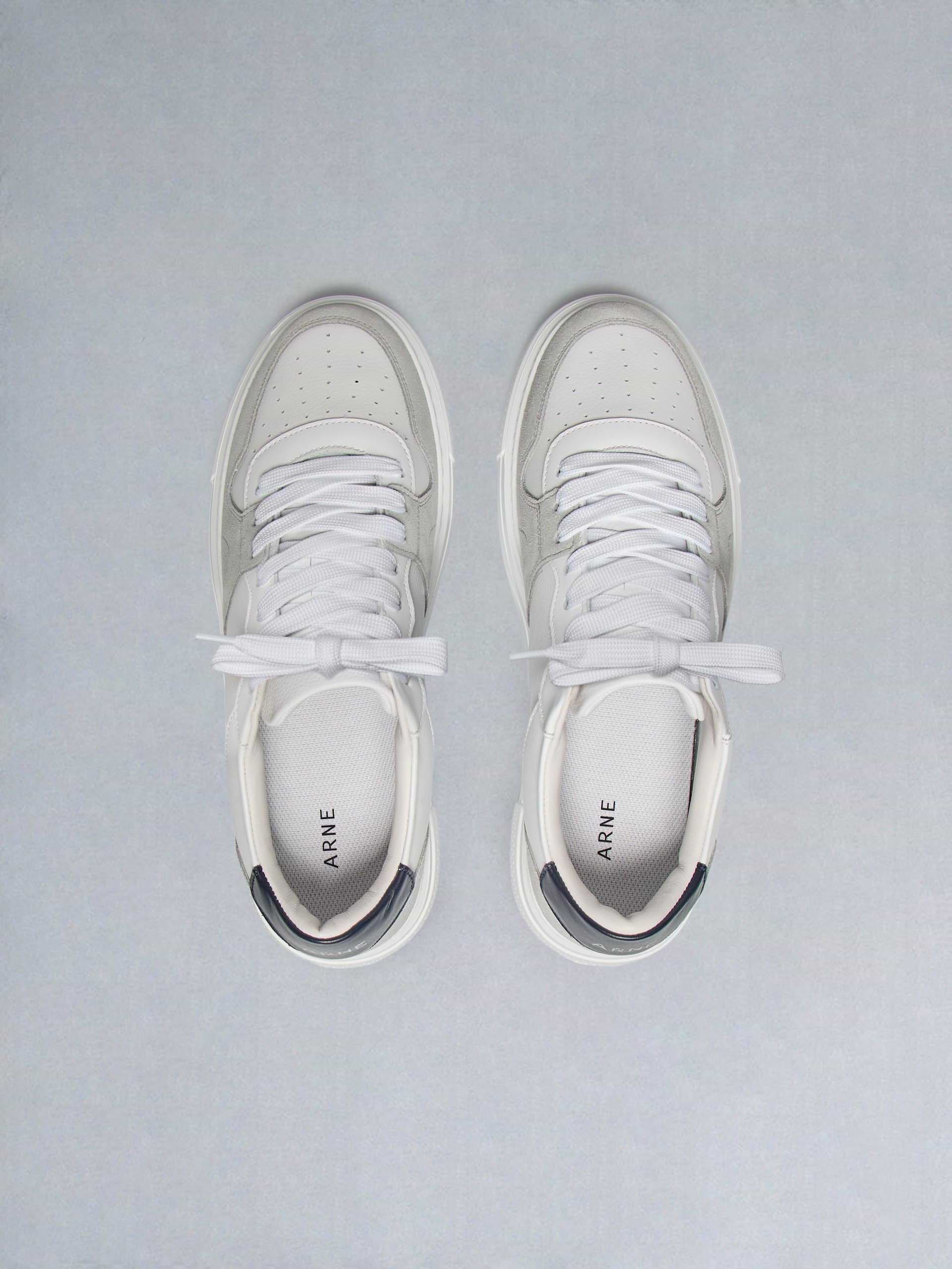 Court Trainer in White Grey