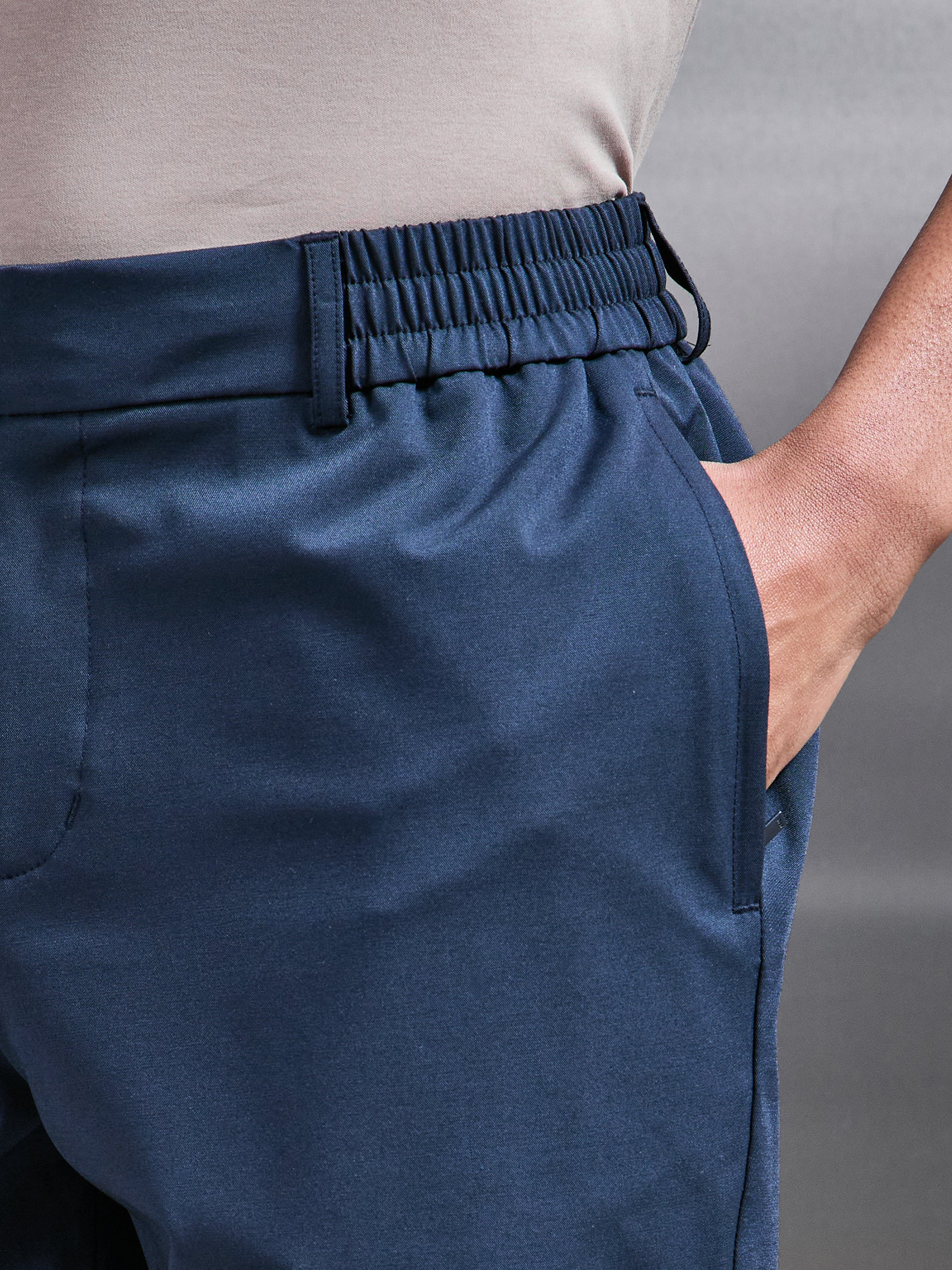 Mens Crease Resistant Stretch Chino Short in Navy