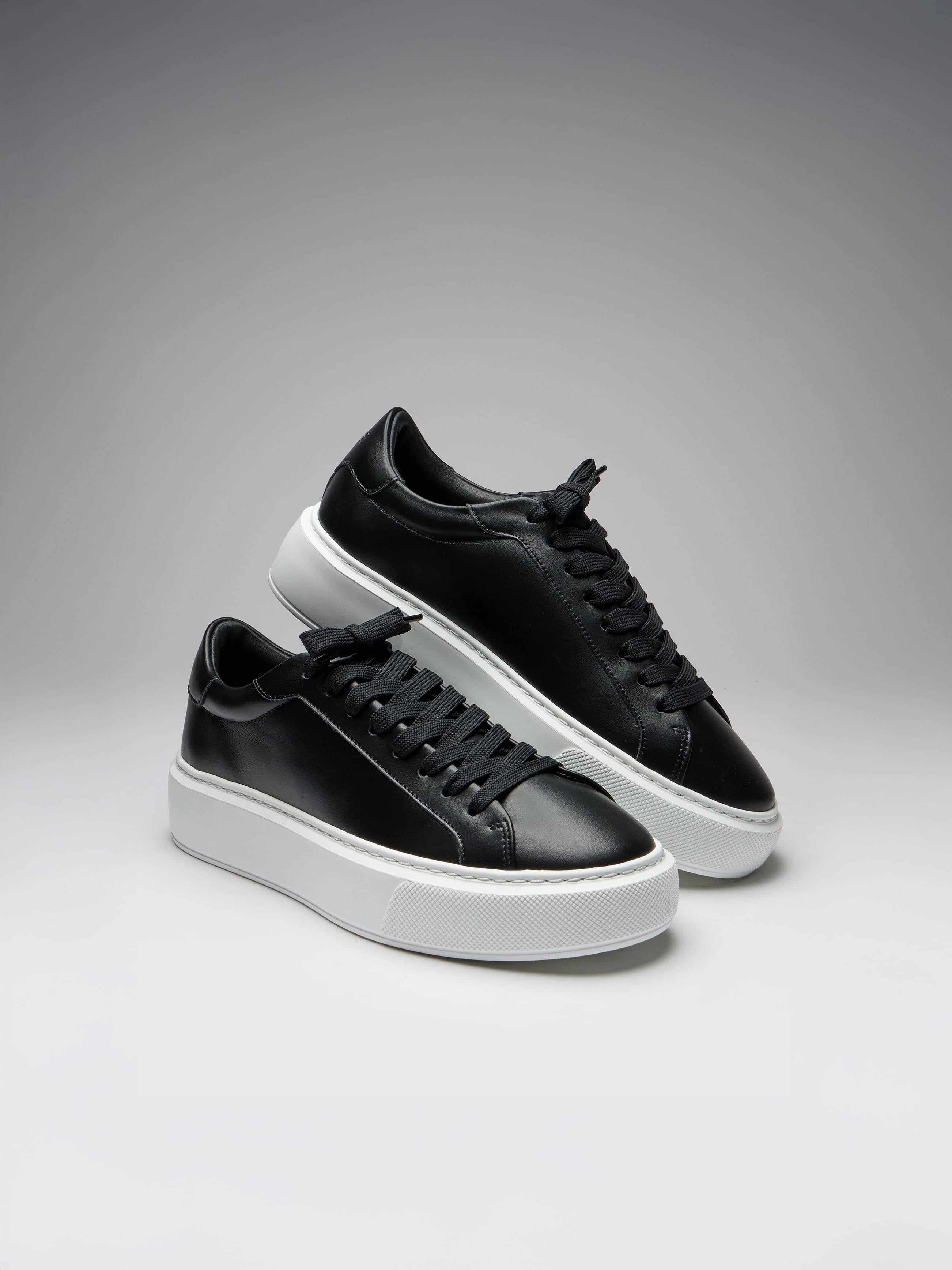 Mens Essential Leather Trainer in Black