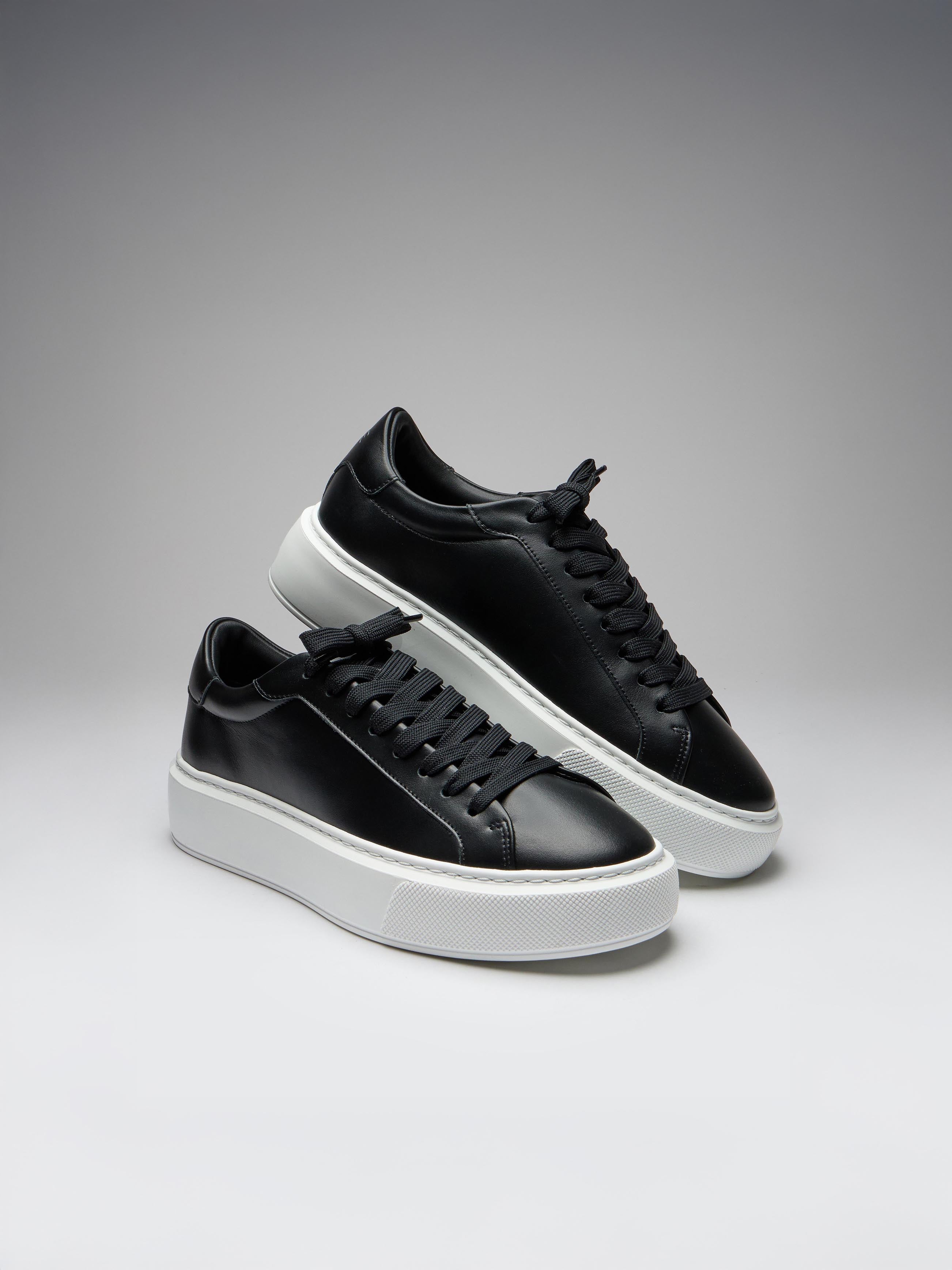 Mens Essential Leather Trainer in Black