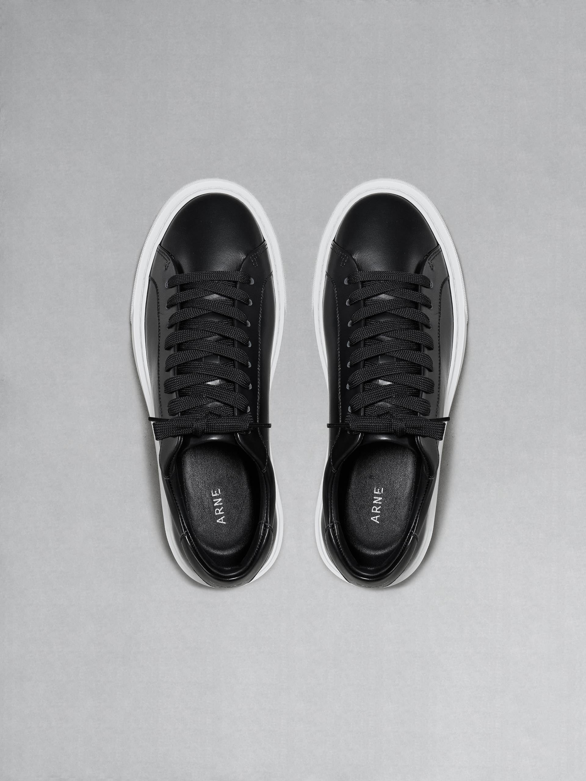 Mens Essential Leather Trainer in Black