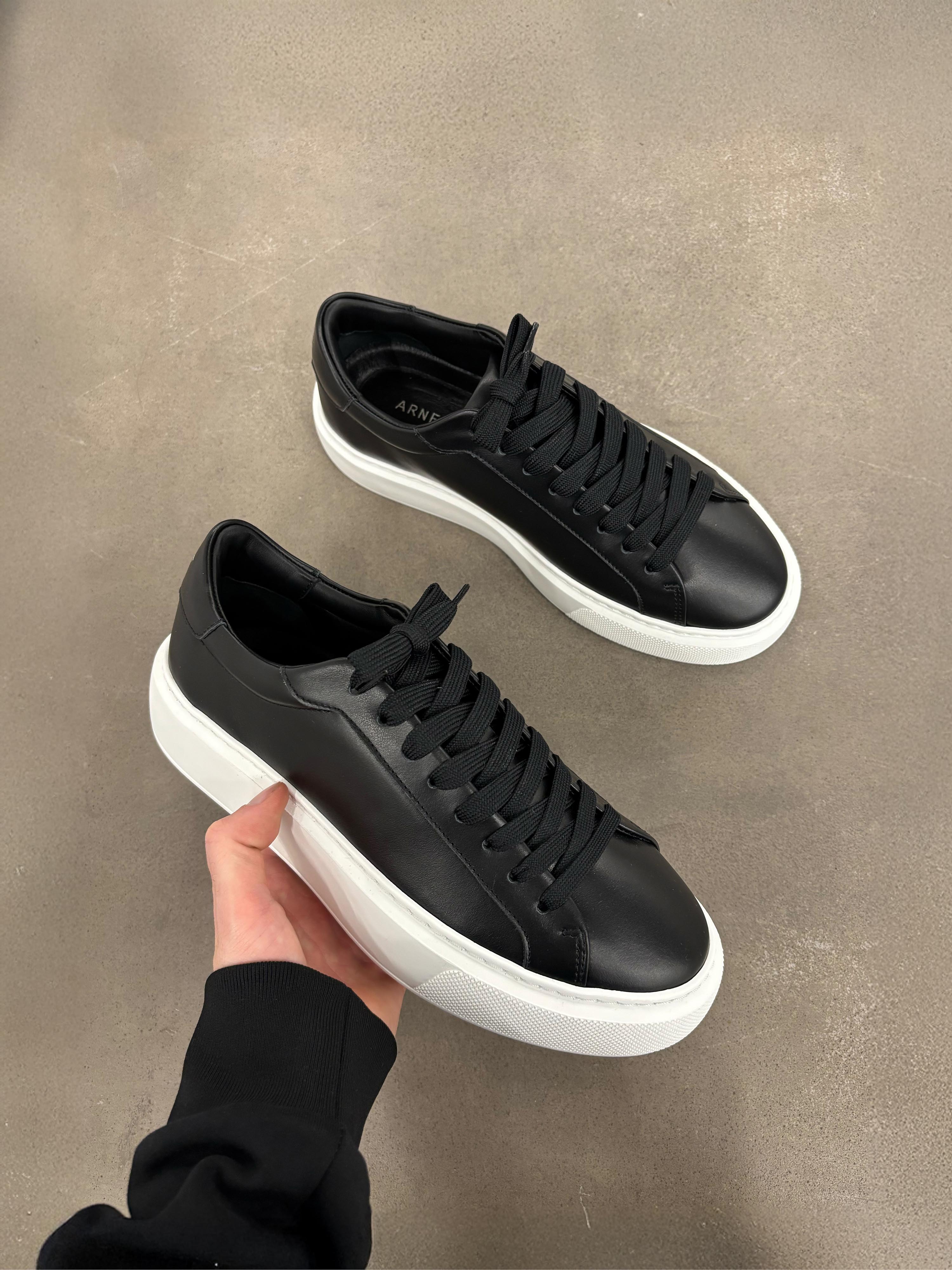 Mens Essential Leather Trainer in Black