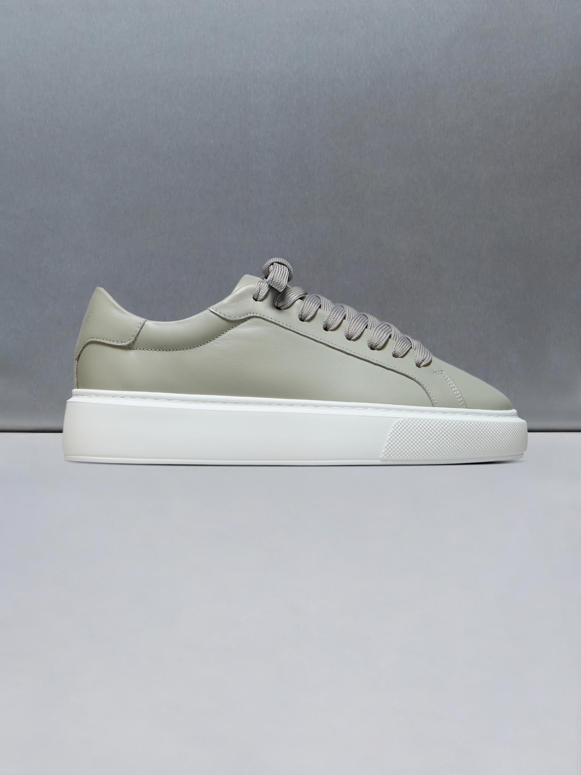 Mens Essential Leather Trainer in Olive