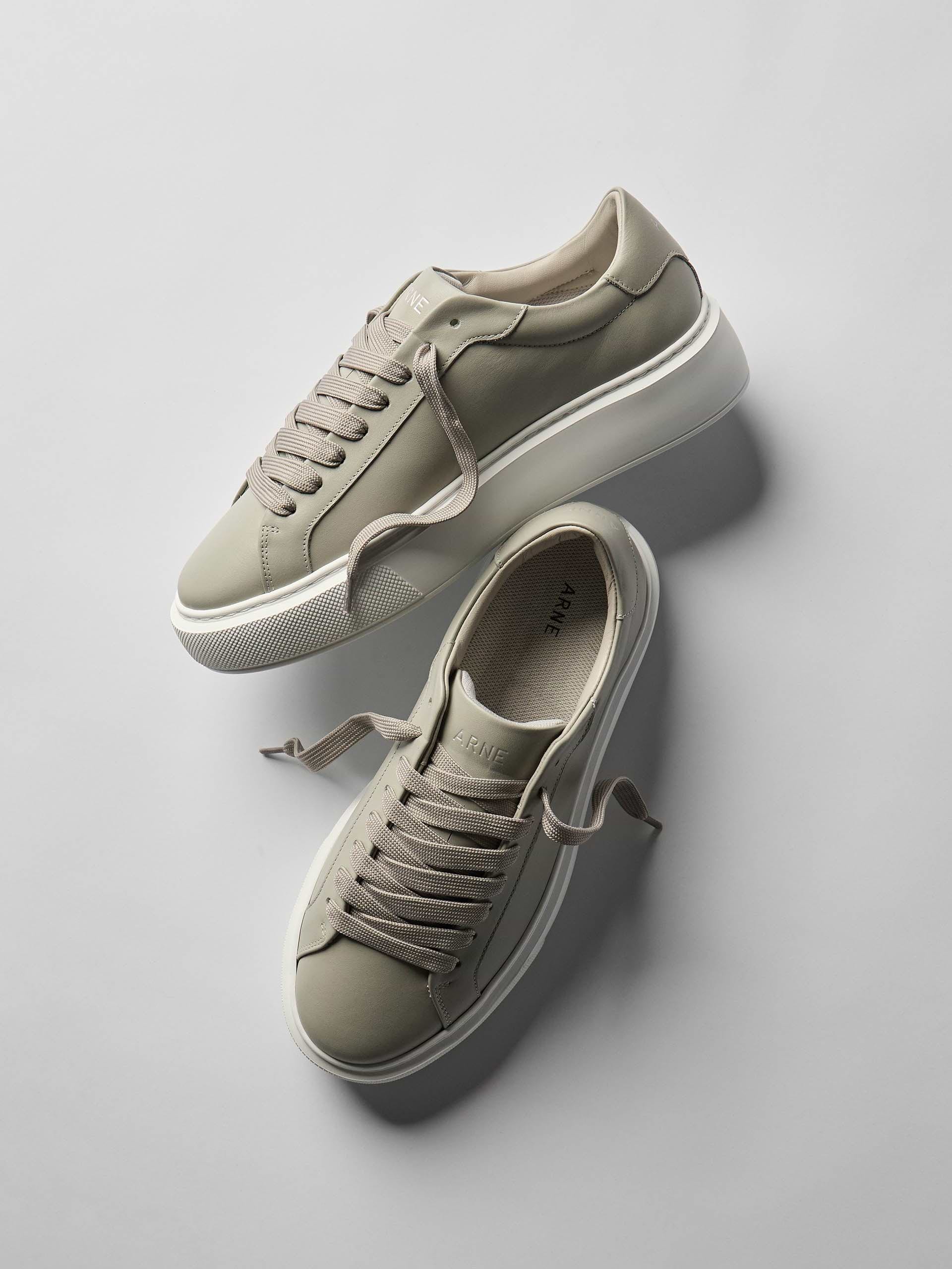 Mens Essential Leather Trainer in Olive