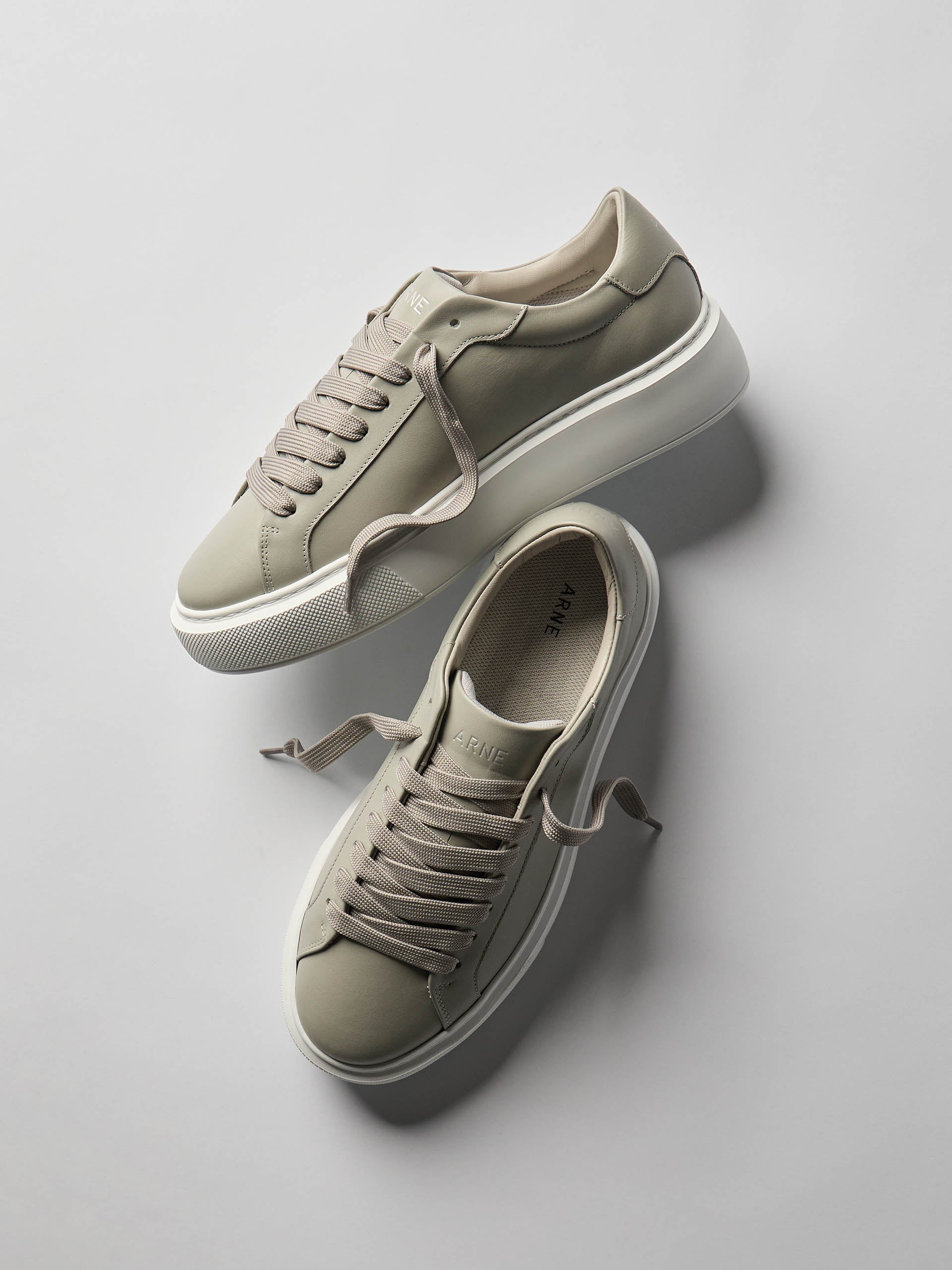 Mens Essential Leather Trainer in Olive