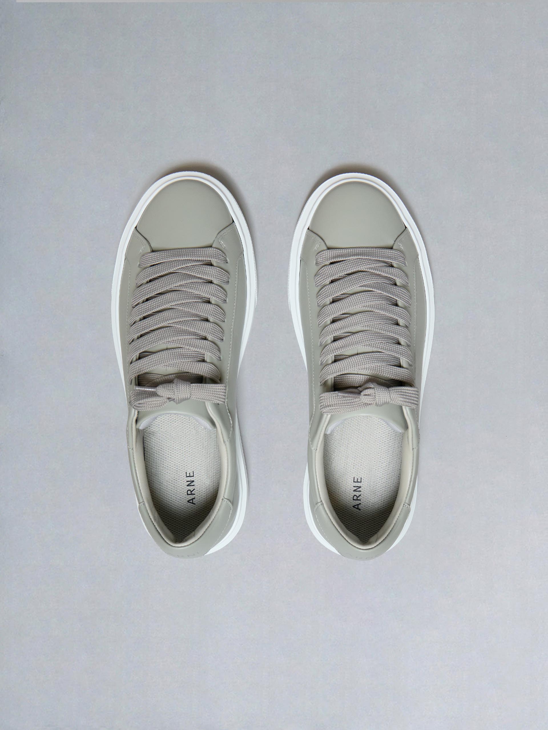 Mens Essential Leather Trainer in Olive