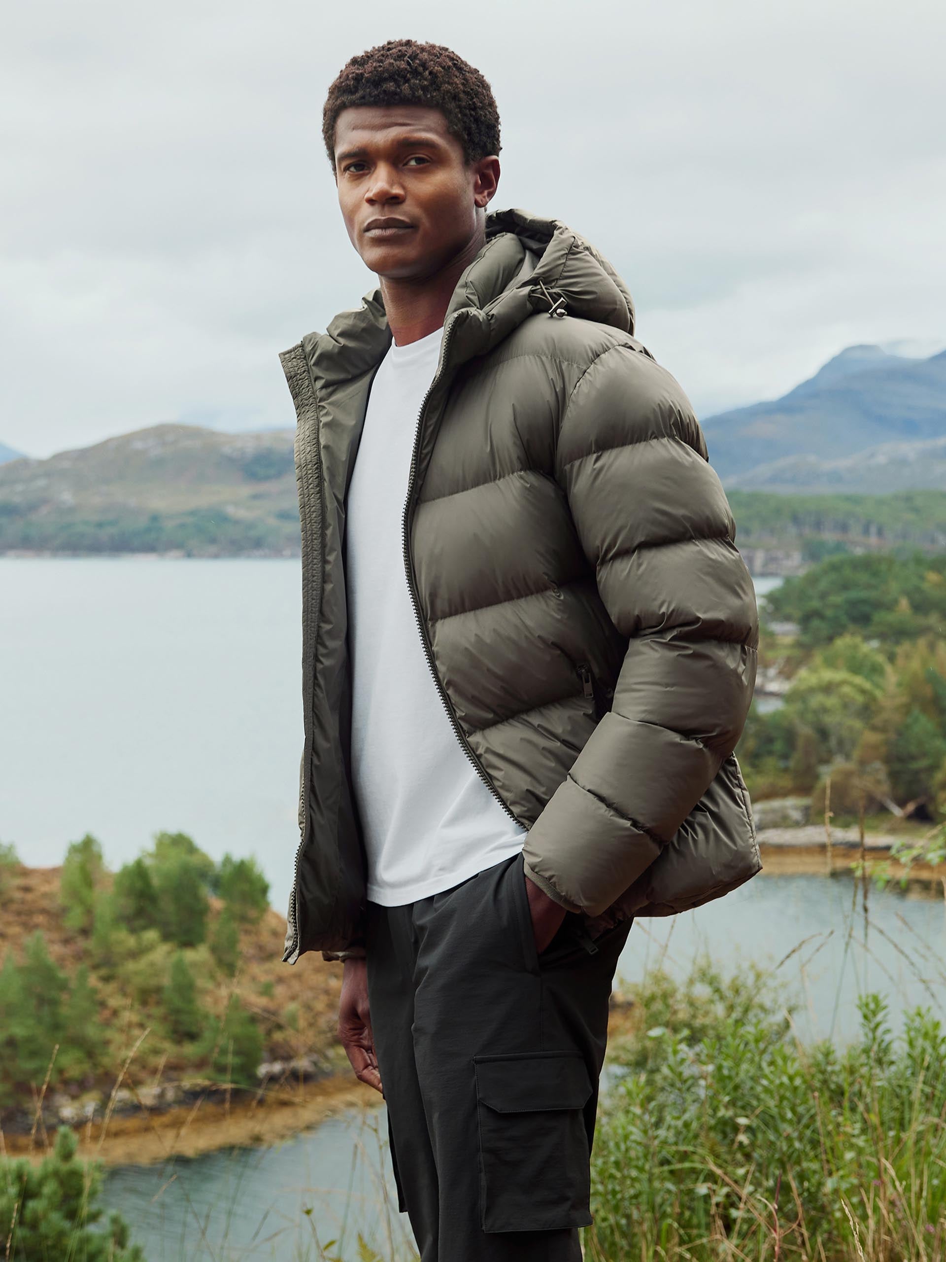 Mens Essential Short Puffer Jacket in Olive
