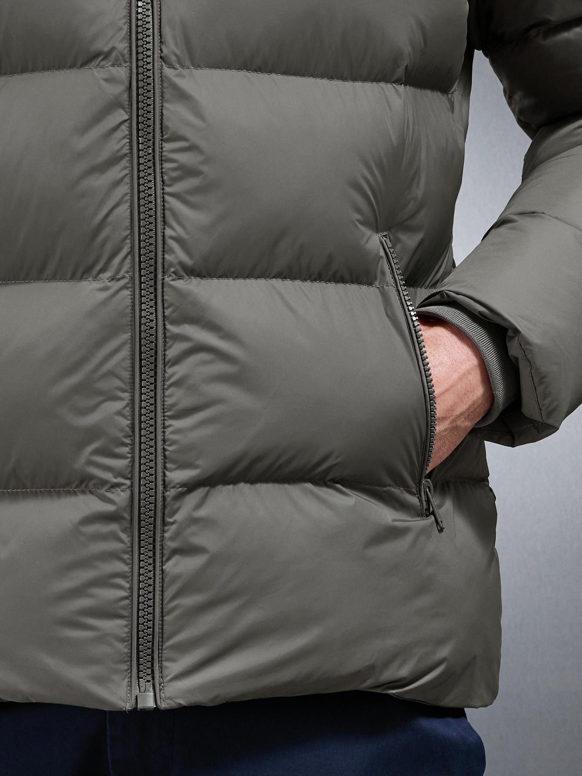 Mens Essential Short Puffer Jacket in Olive