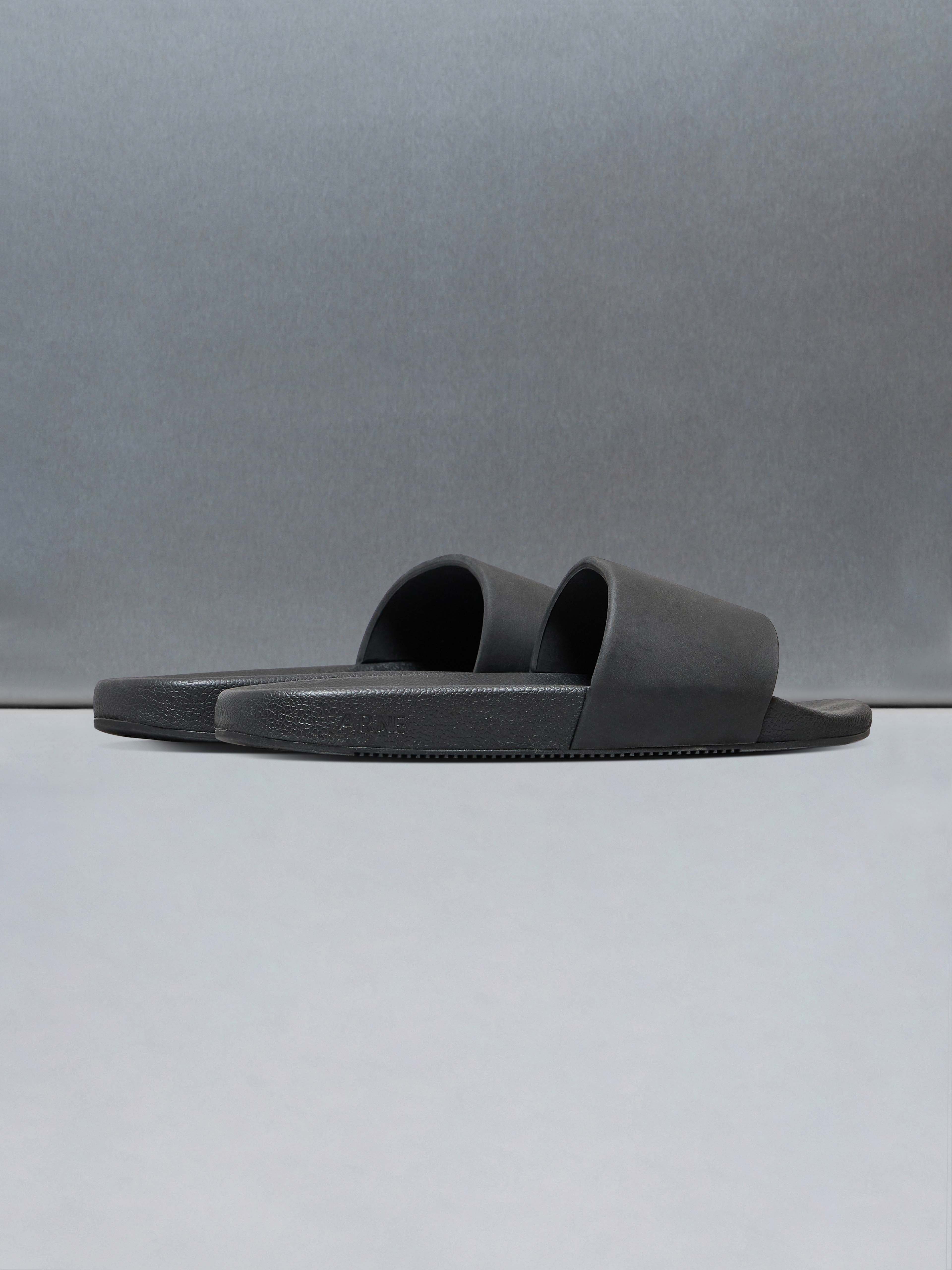 Mens Essential Slides in Black