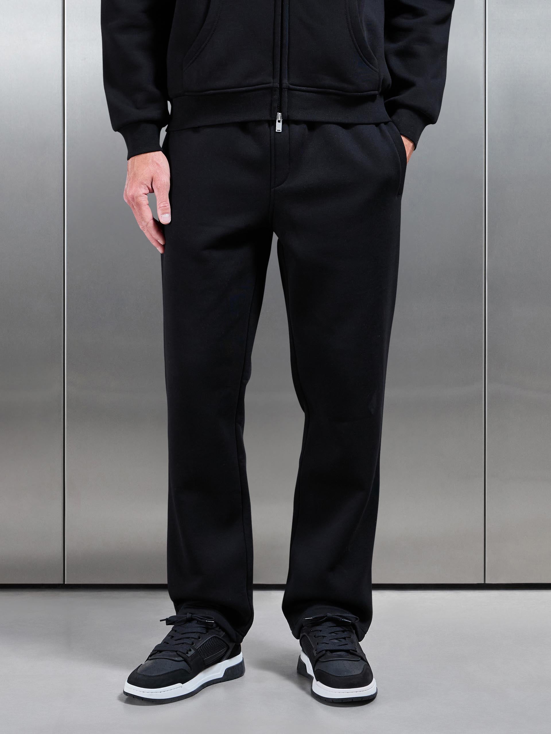 Mens Essential Straight Leg Jogger in Black