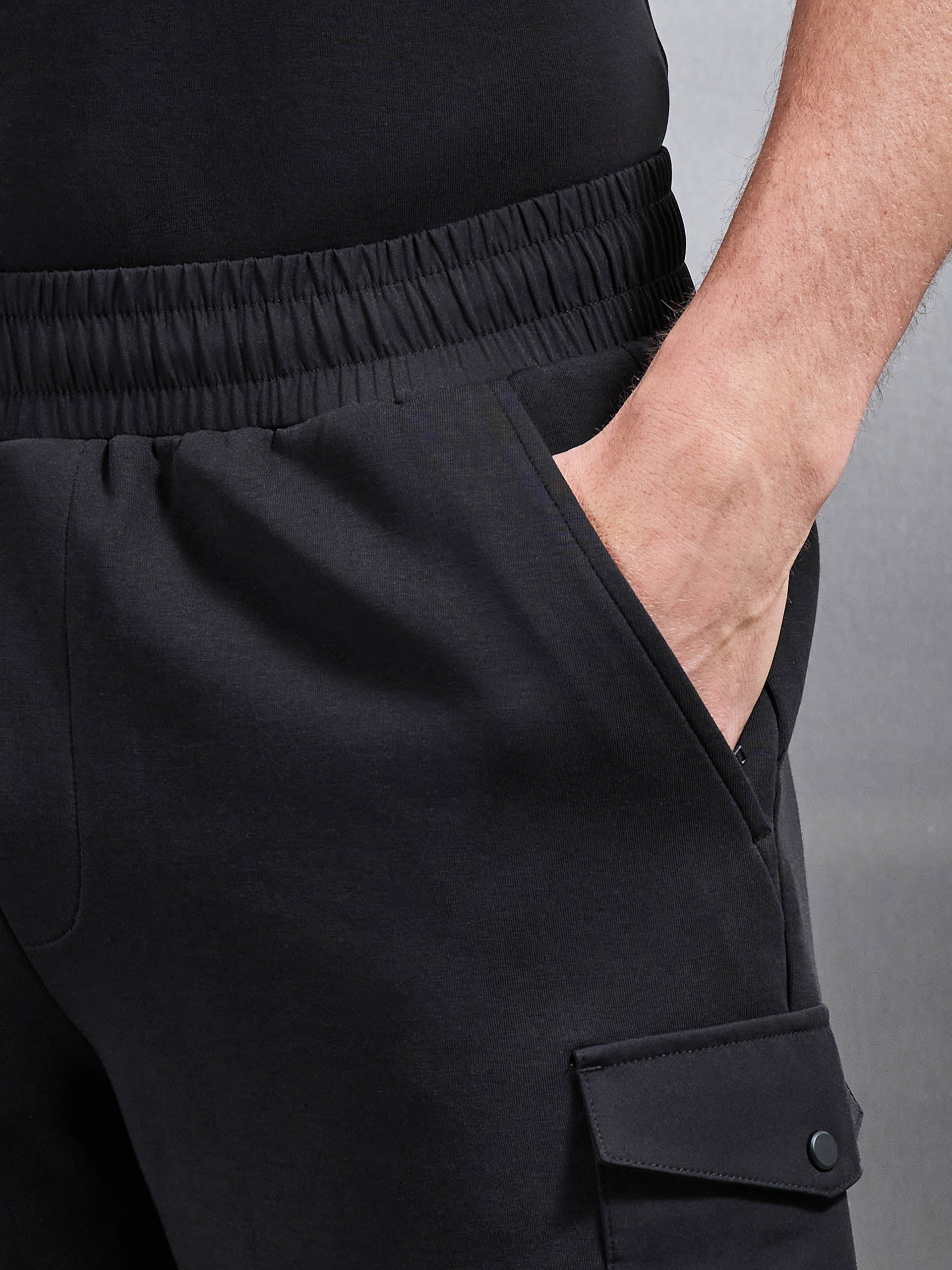 Mens Everyday Luxe Hybrid Cargo Short in Black