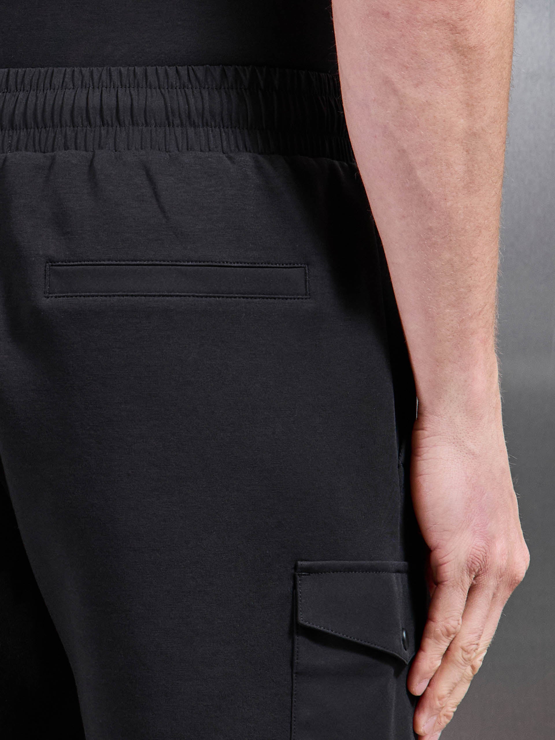 Mens Everyday Luxe Hybrid Cargo Short in Black