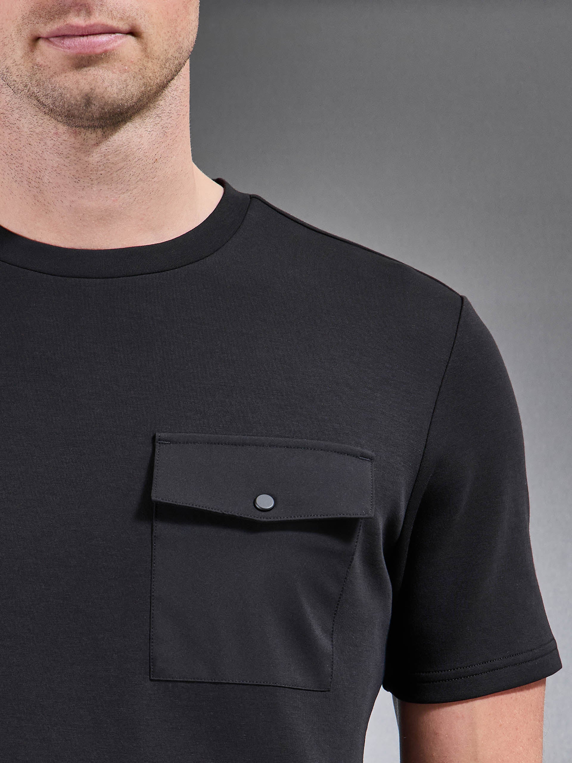Mens Everyday Luxe Hybrid Cargo T-Shirt in Black