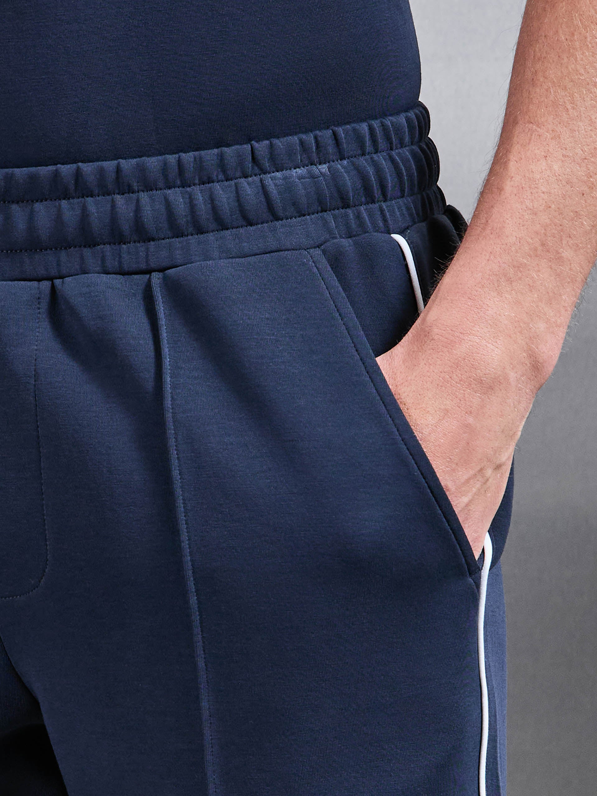 Mens Everyday Luxe Piping Short in Navy