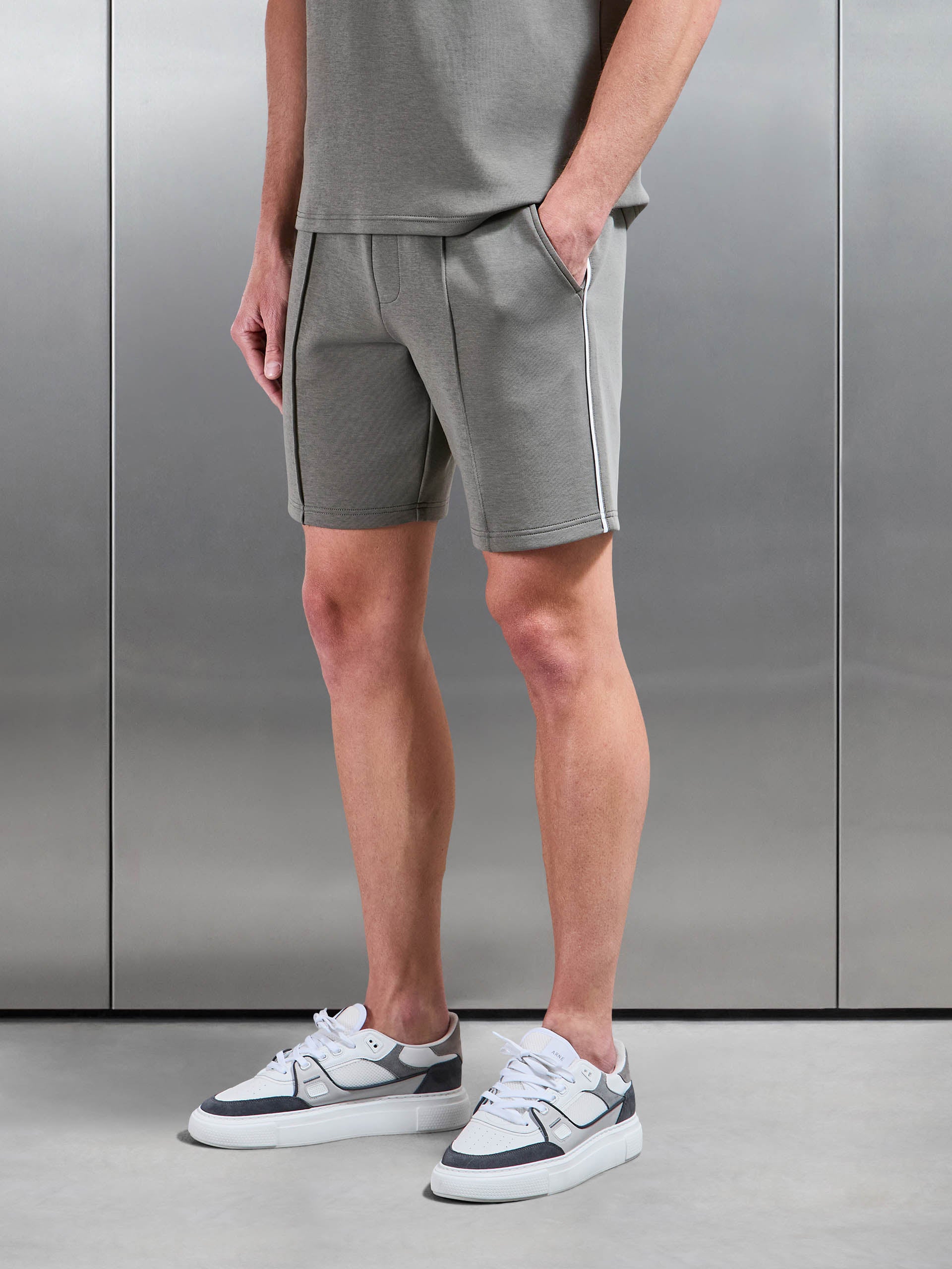 Mens Everyday Luxe Piping Short in Olive