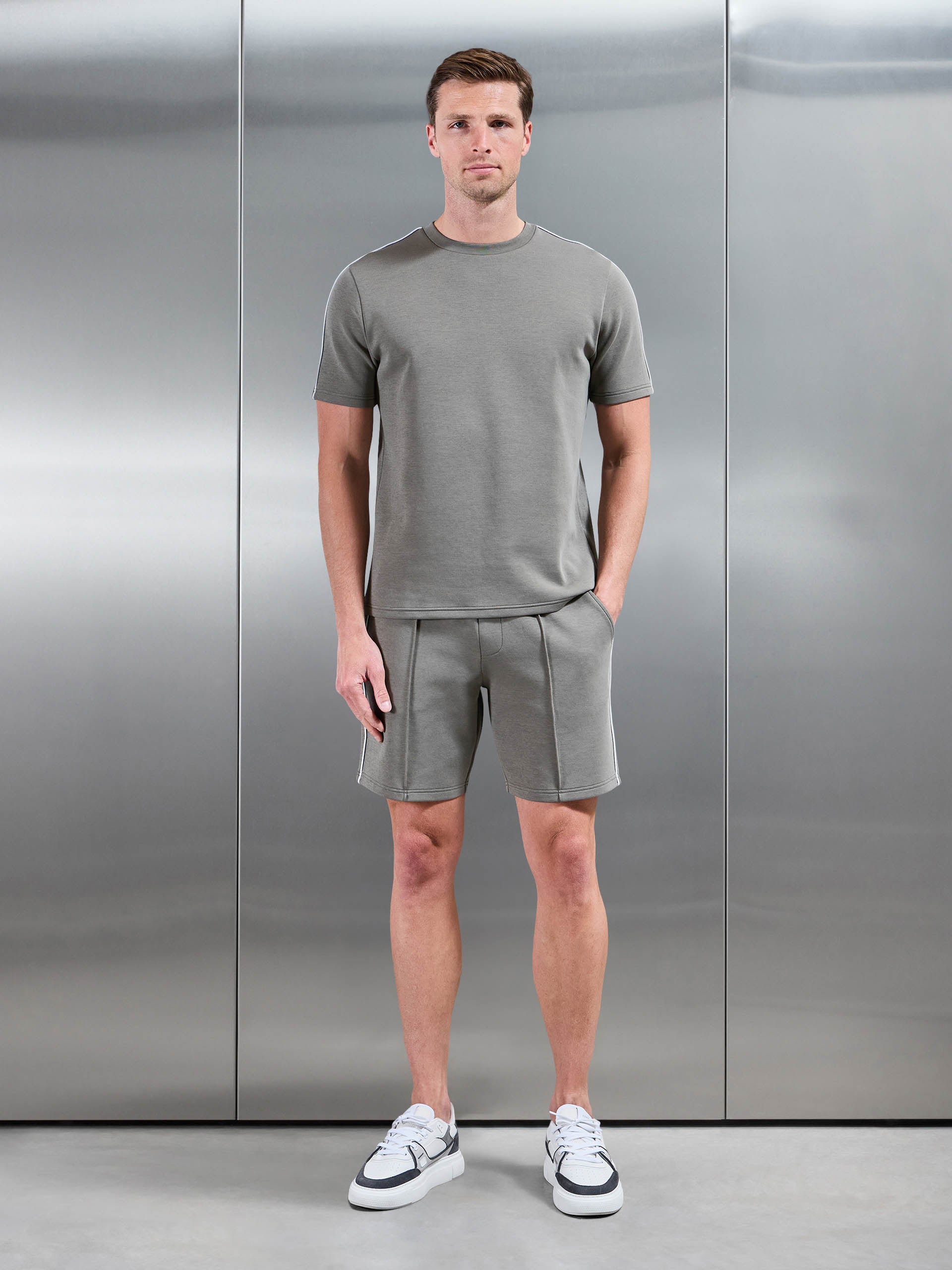 Mens Everyday Luxe Piping Short in Olive
