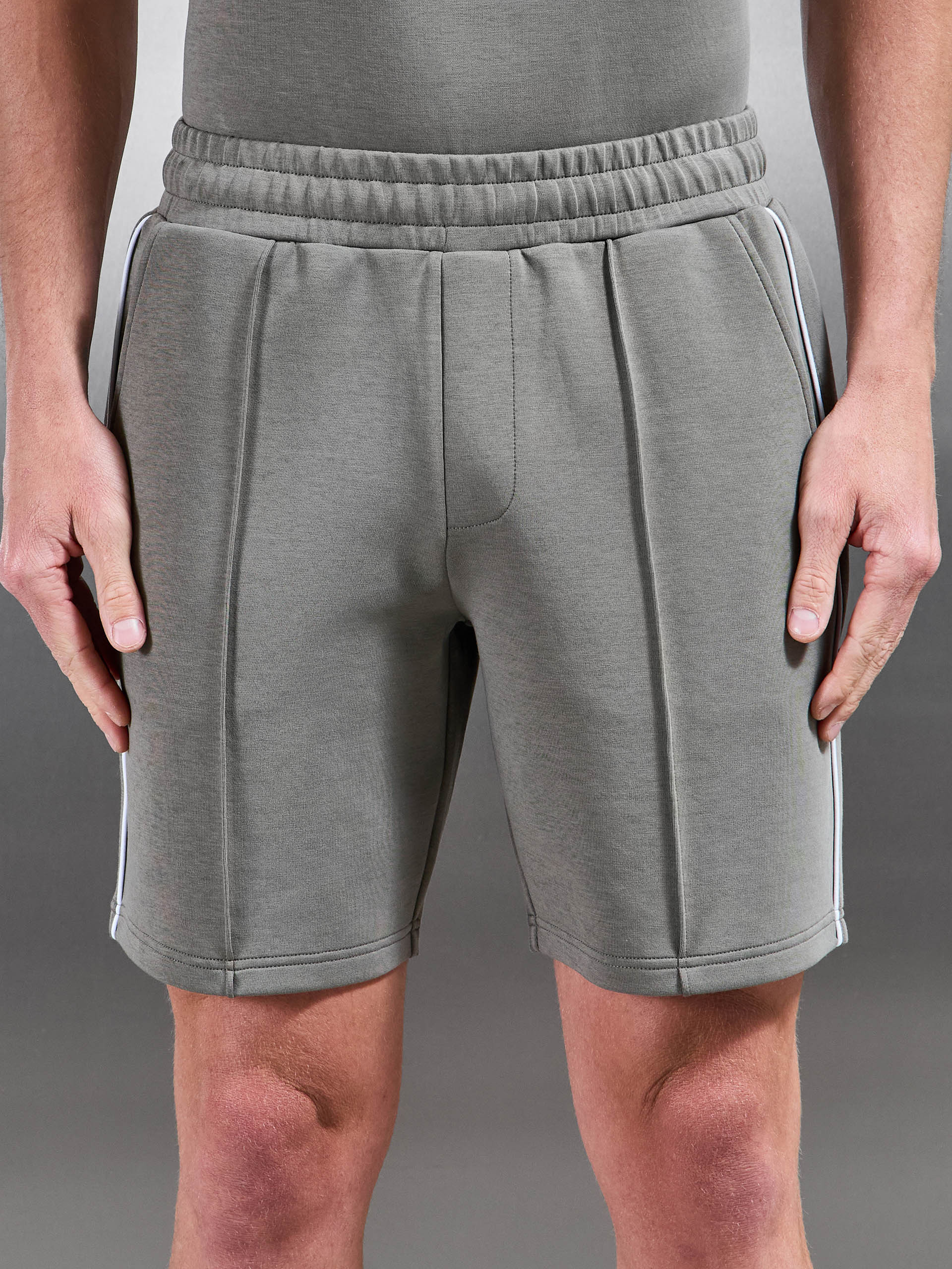 Mens Everyday Luxe Piping Short in Olive