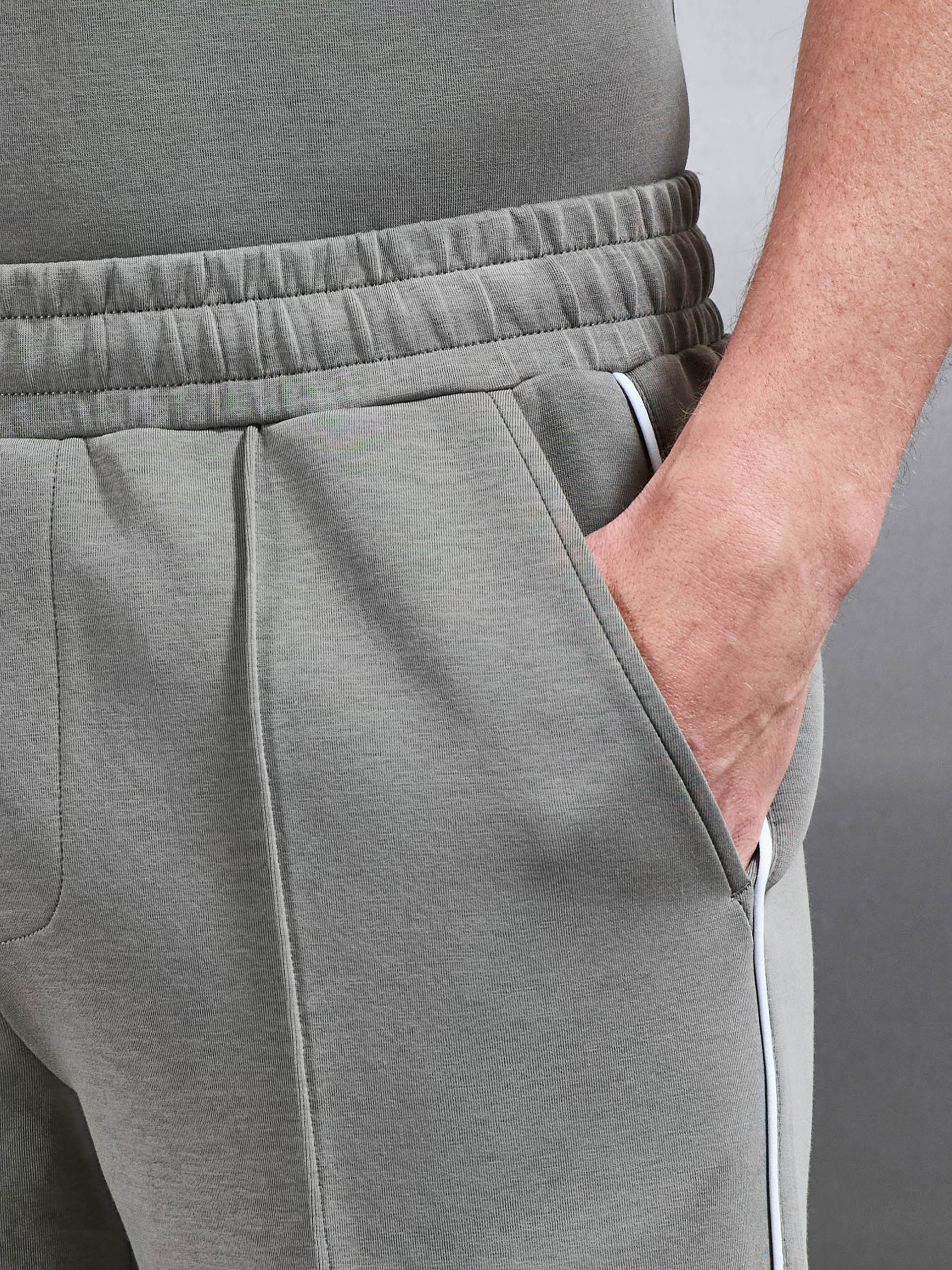 Mens Everyday Luxe Piping Short in Olive
