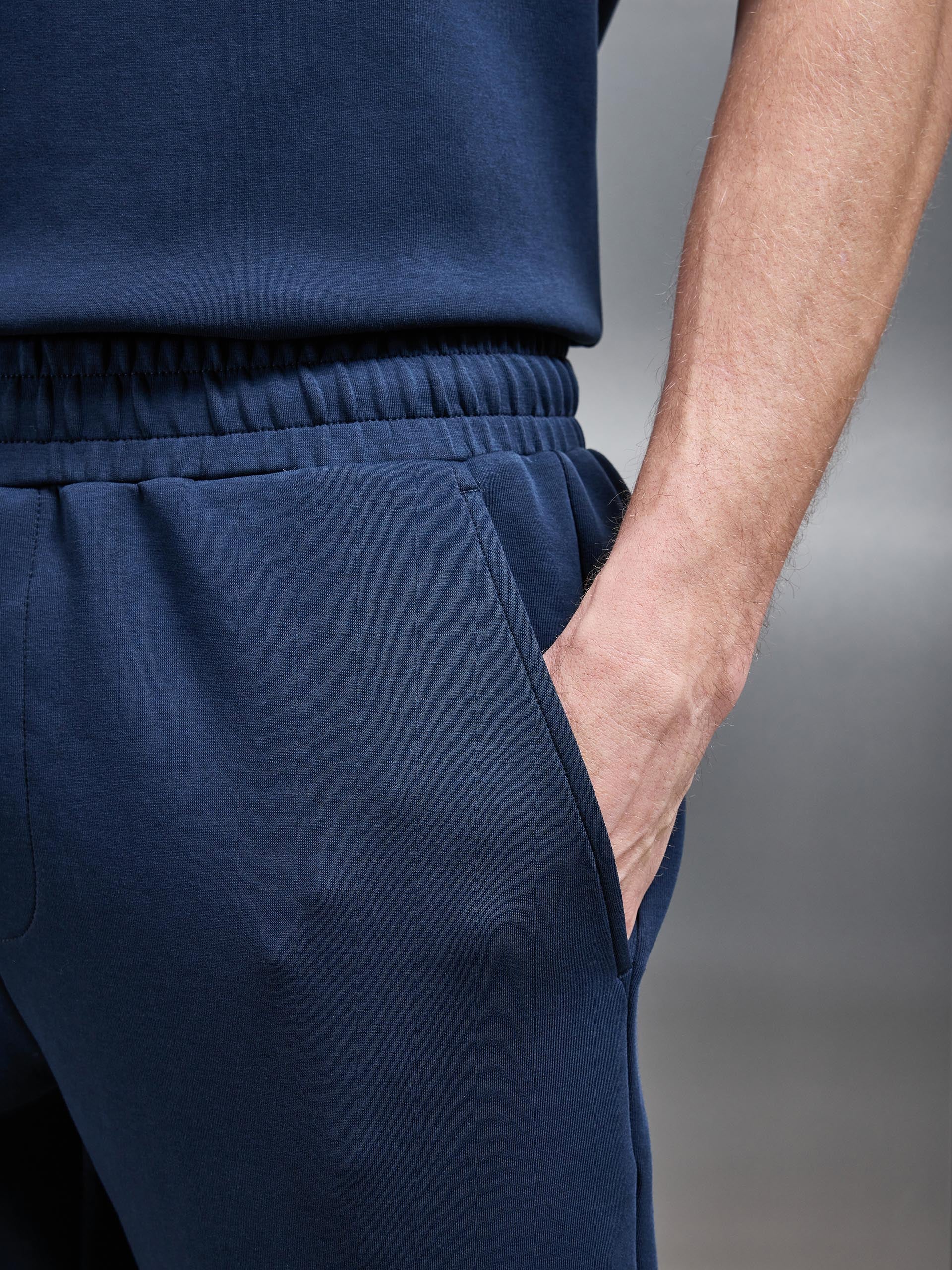 Mens Everyday Luxe Straight Leg Jogger in Navy