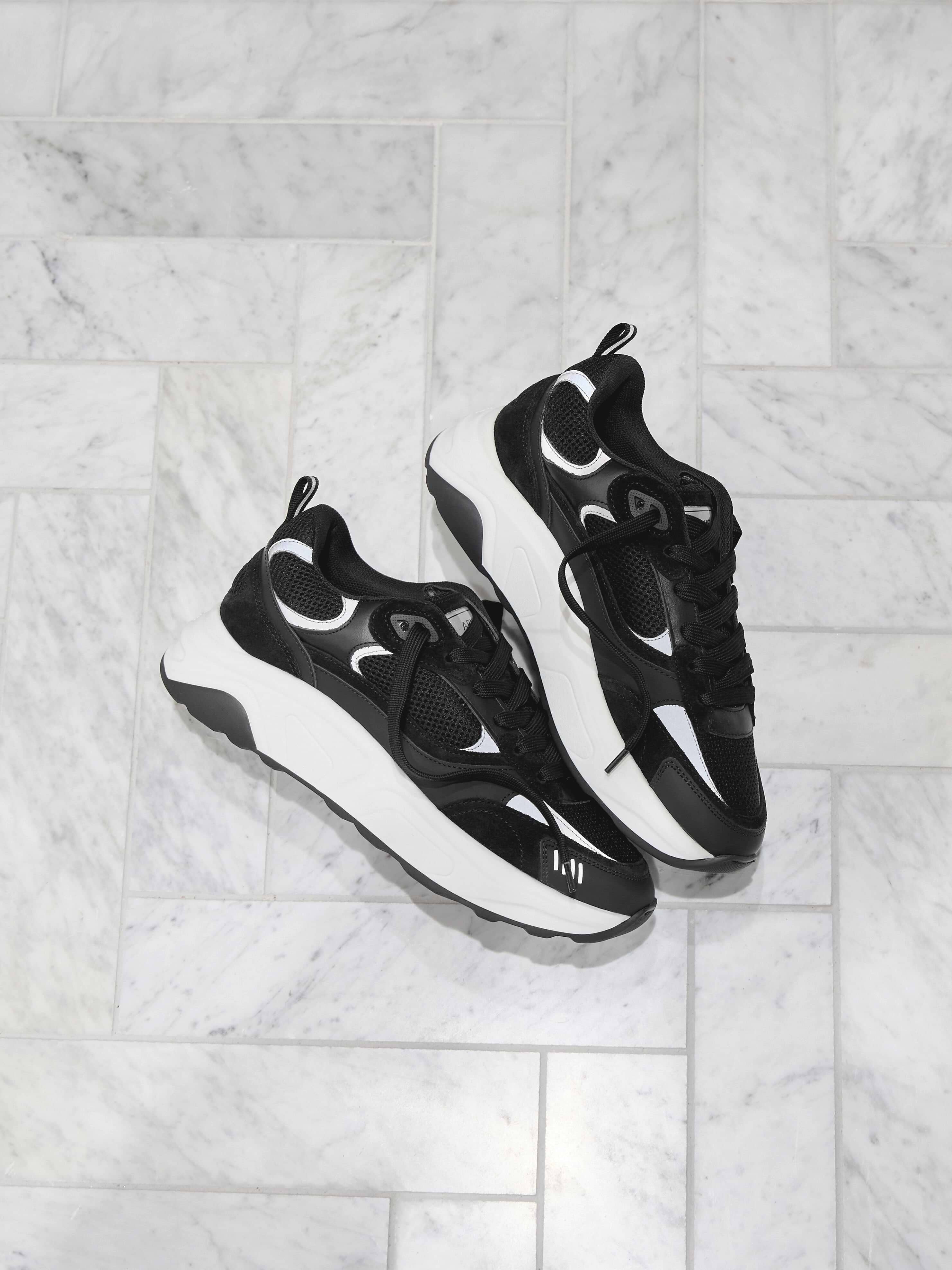 Mens Flow Runner in Black