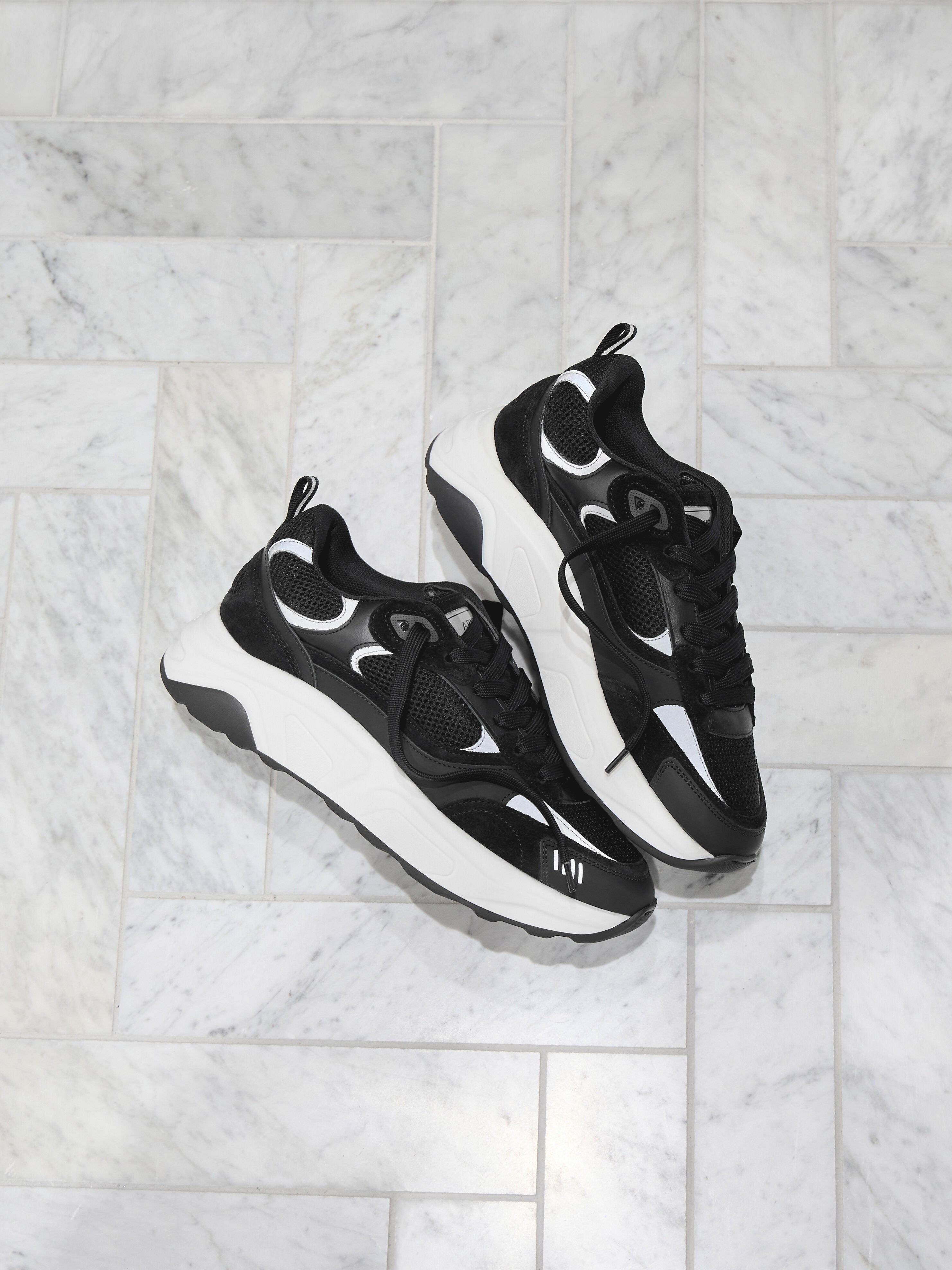 Mens Flow Runner in Black