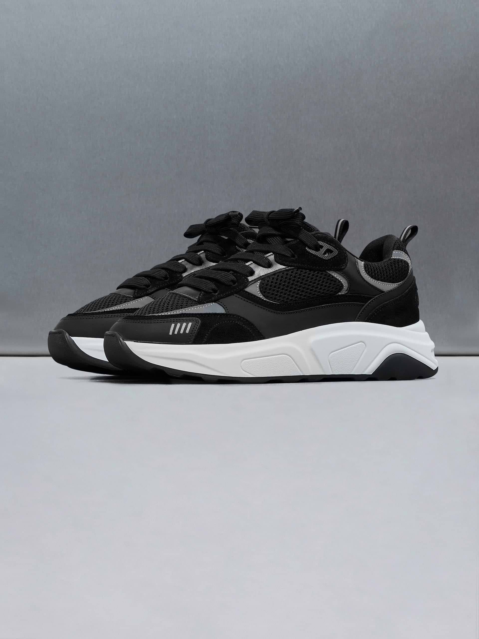 Flow Runner in Black