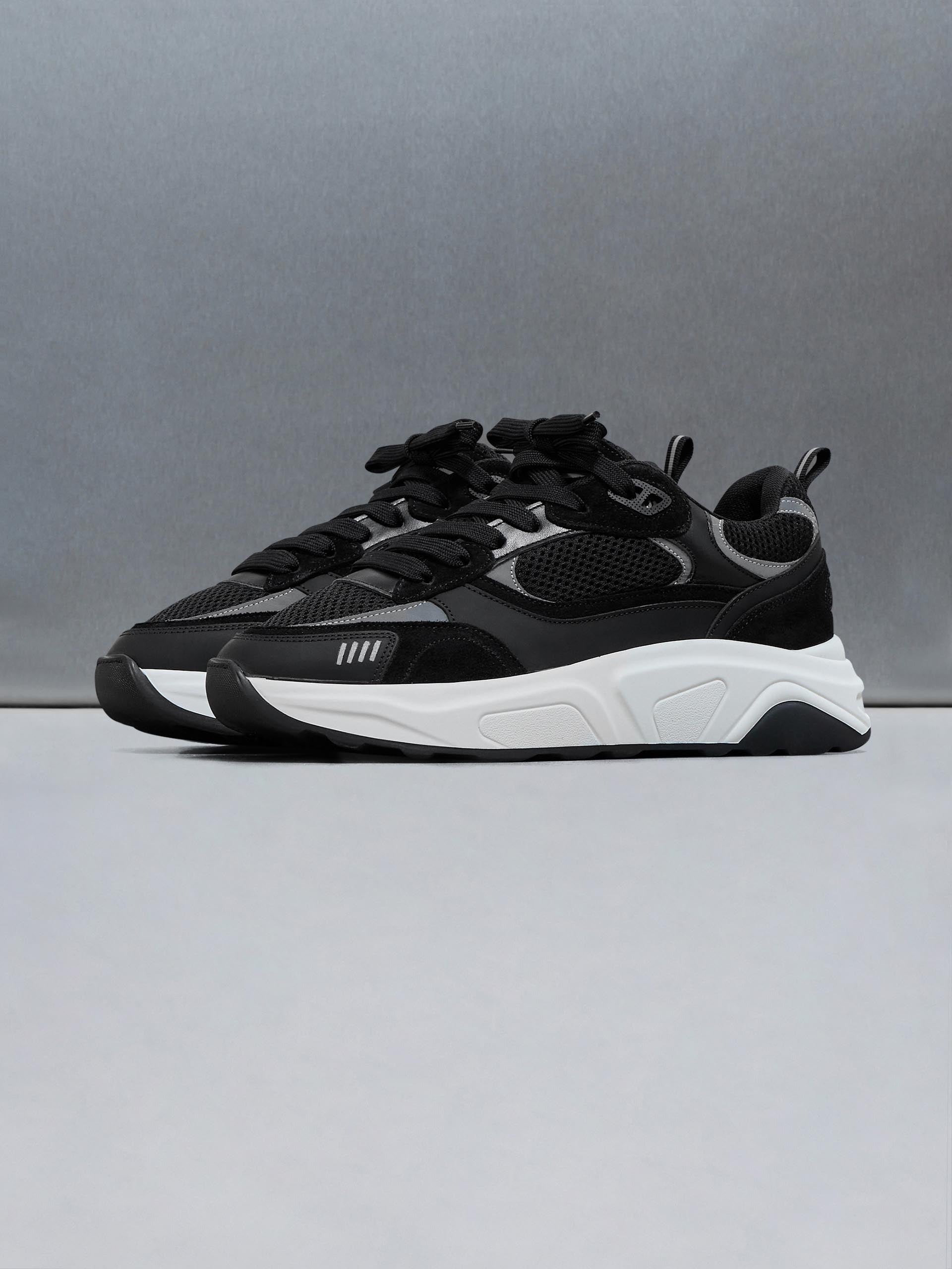 Mens Flow Runner in Black